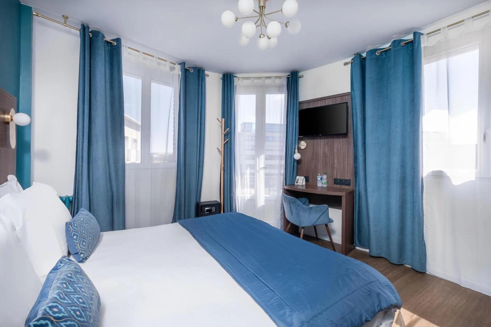 Bed in The Originals Boutique, Hôtel Le Marignan,Le Havre Centre Gare