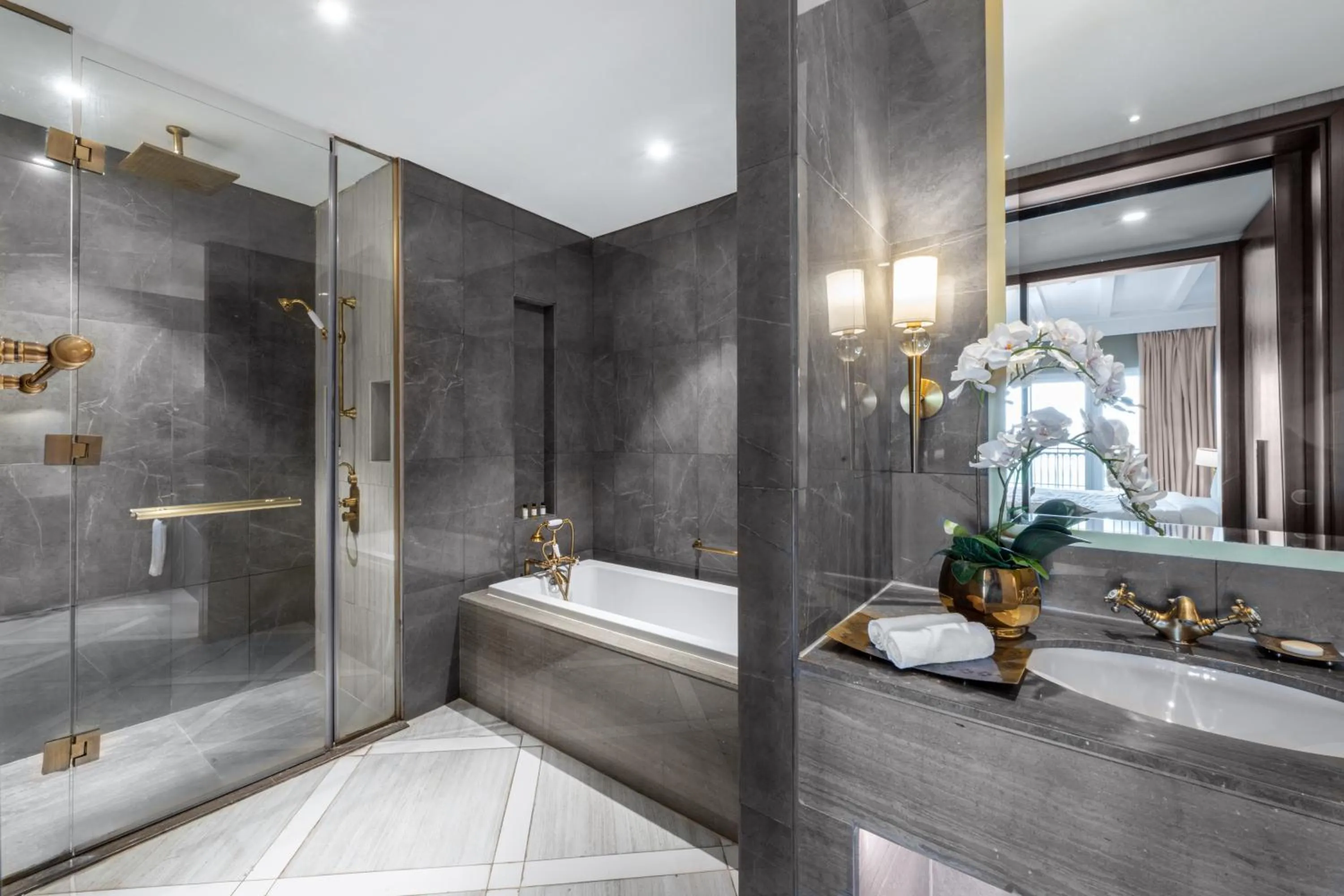 Shower in Al Habtoor Polo Resort