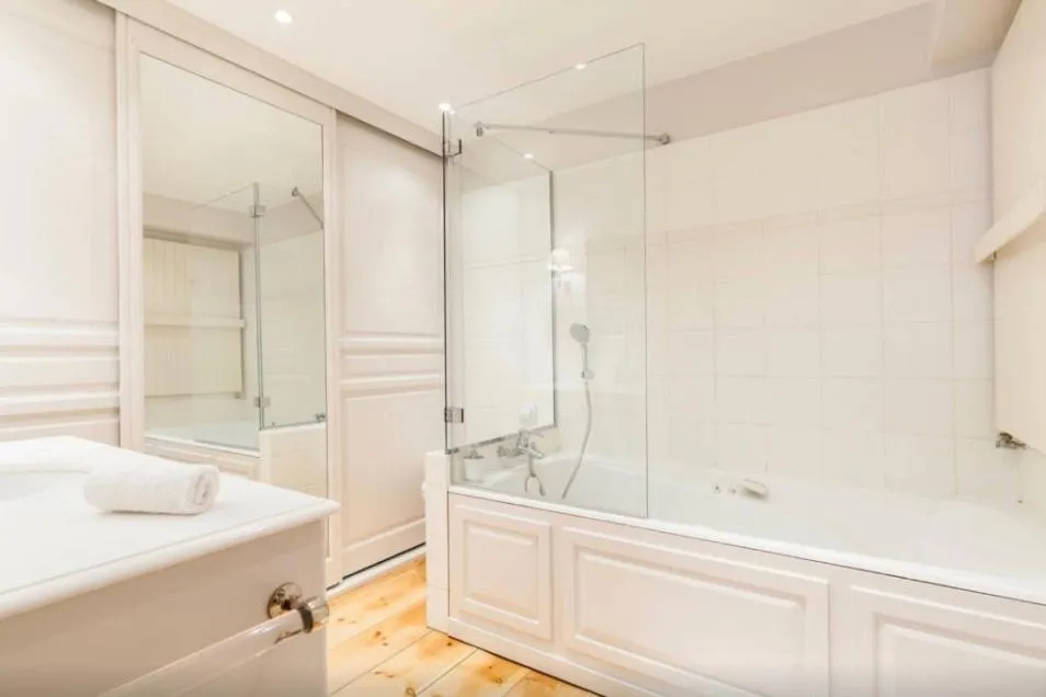 Shower in 1 Square du Docteur Blanche - Paris 16