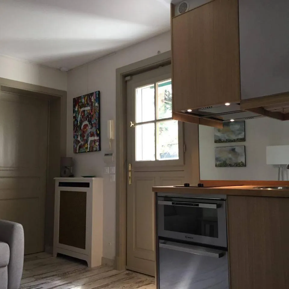 Kitchen or kitchenette in 1 Square du Docteur Blanche - Paris 16