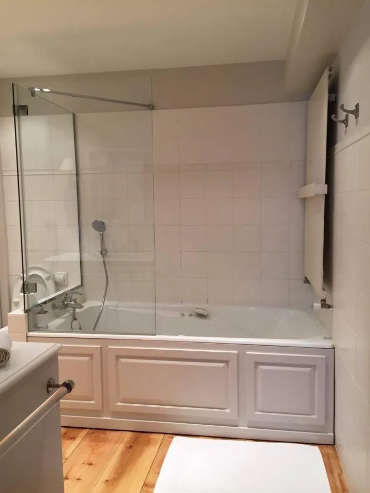 Shower in 1 Square du Docteur Blanche - Paris 16