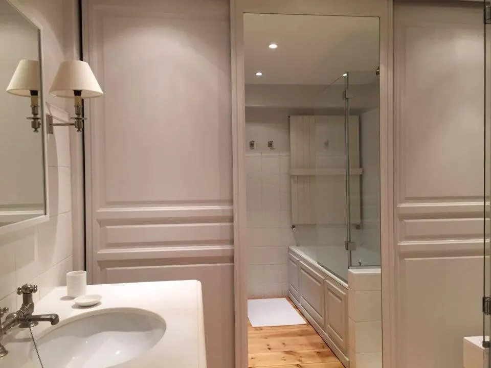 Shower in 1 Square du Docteur Blanche - Paris 16