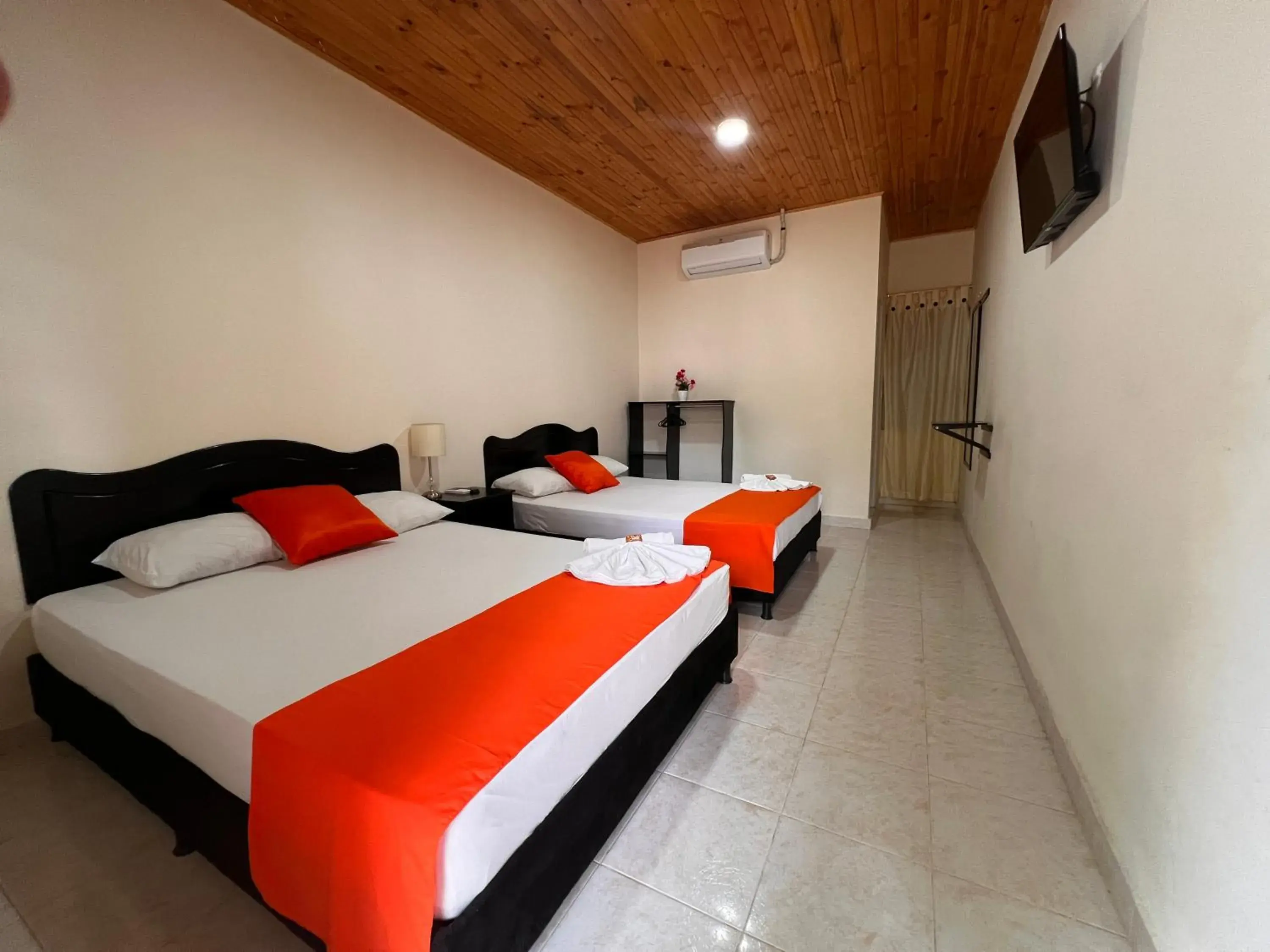 Twin Room with Air-Conditioning in Hotel Colonial Villavieja Twin Room with Air-Conditioning in Hotel Colonial Villavieja