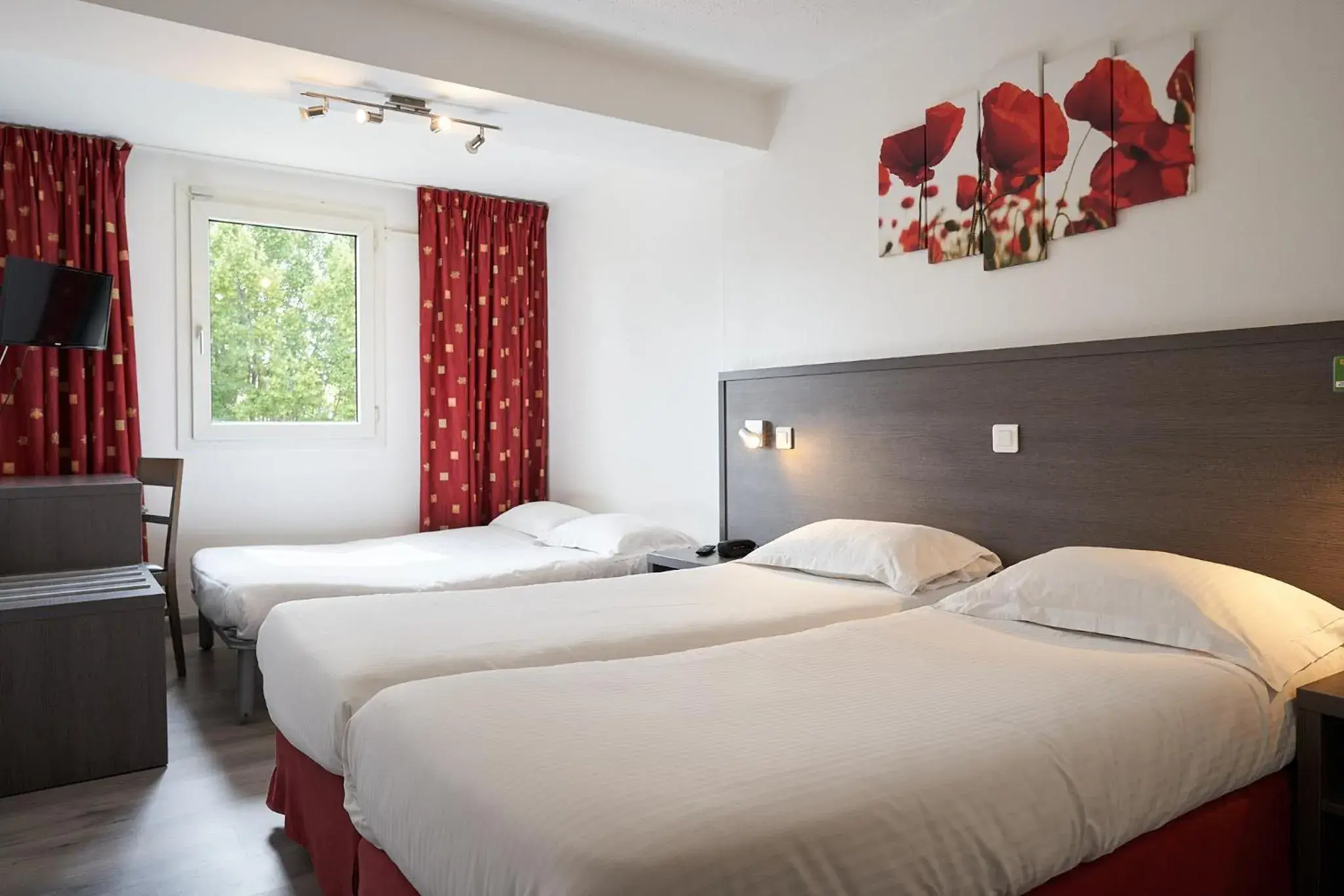 Quadruple Room with 2 Single Beds and 1 Sofa Bed in Authentic by balladins Dijon / Marsannay-la-Côte Quadruple Room with 2 Single Beds and 1 Sofa Bed in Authentic by balladins Dijon / Marsannay-la-Côte