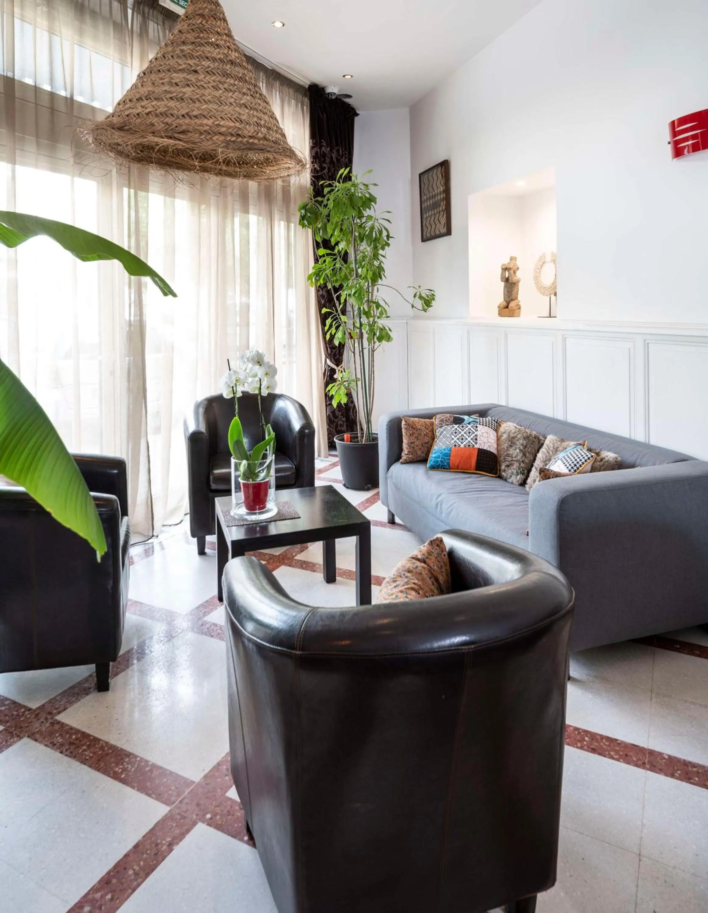 Lounge or bar in Best Western Le Comtadin