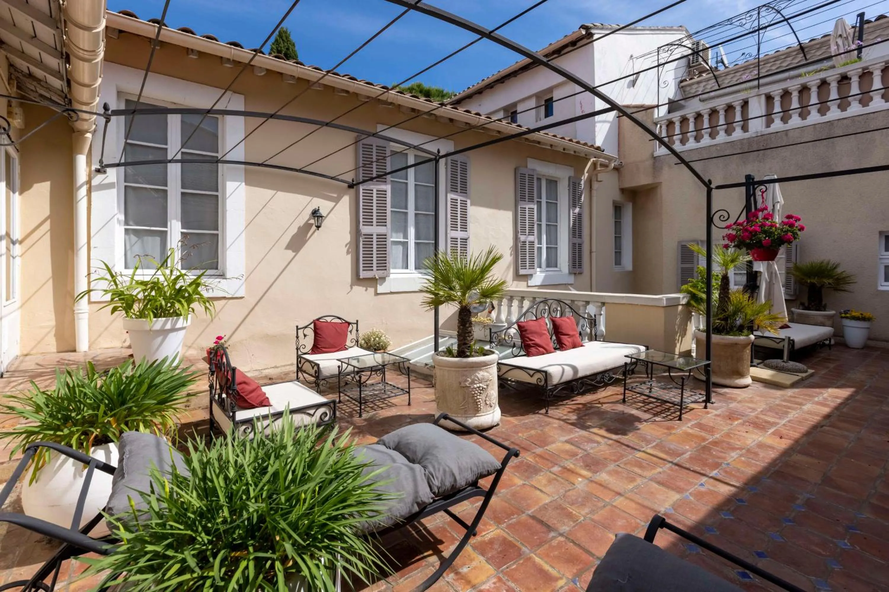 Property building in Best Western Le Comtadin