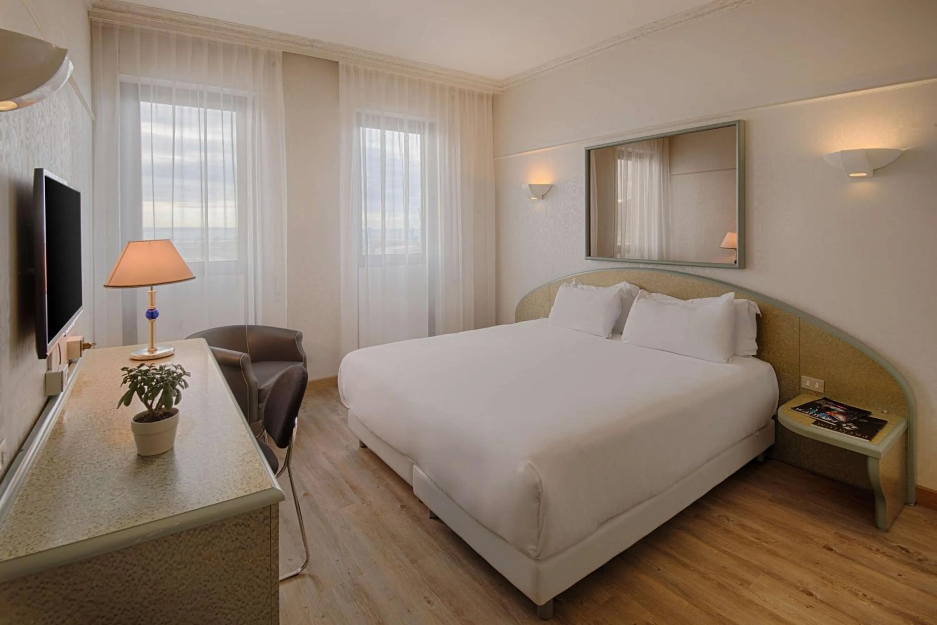 Photo of the whole room, Bed in NH Ancona