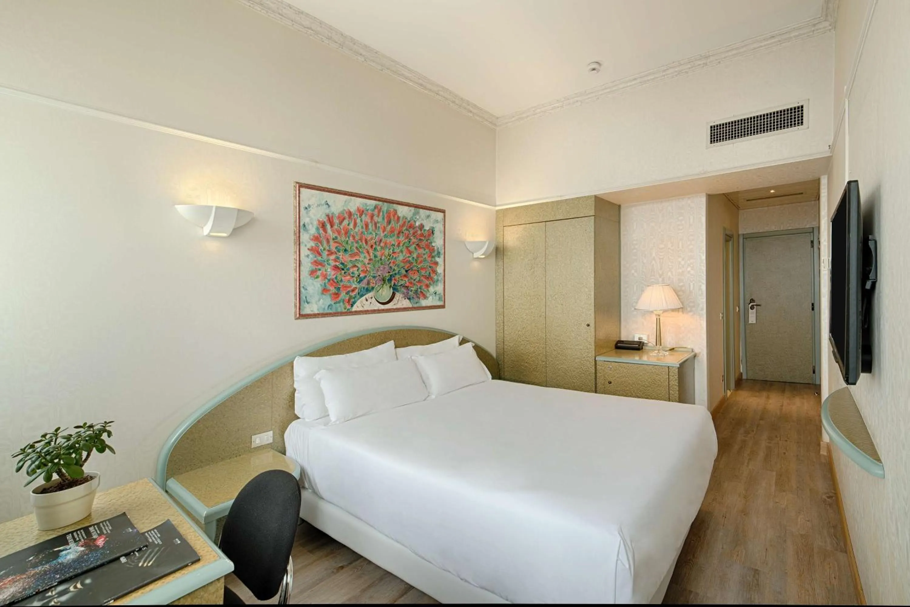 Photo of the whole room, Bed in NH Ancona