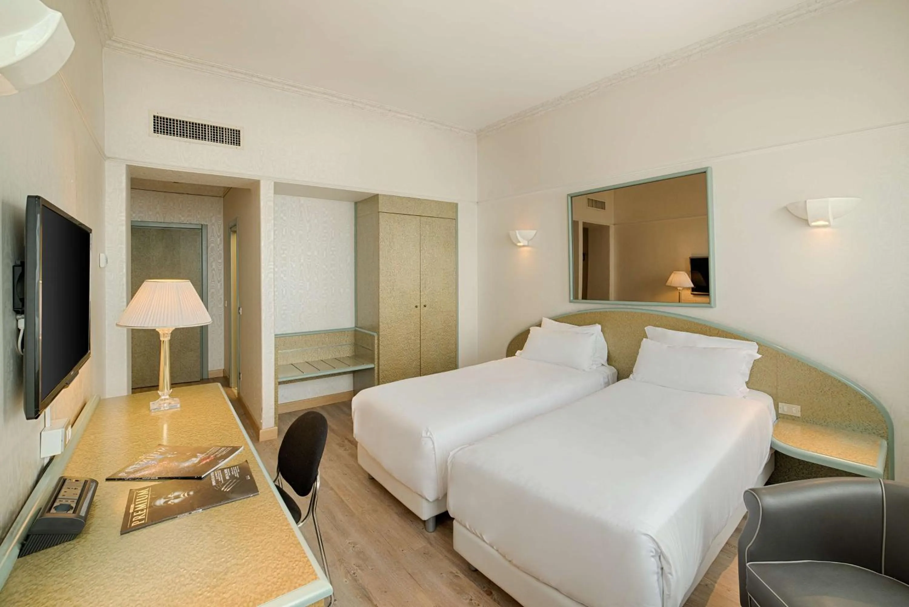 Photo of the whole room, Bed in NH Ancona