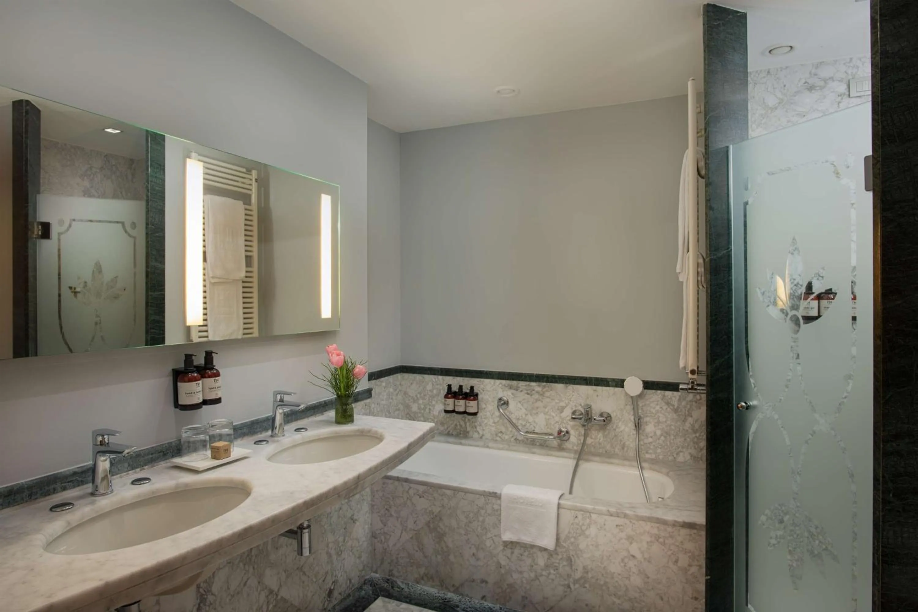 Bathroom in NH Firenze