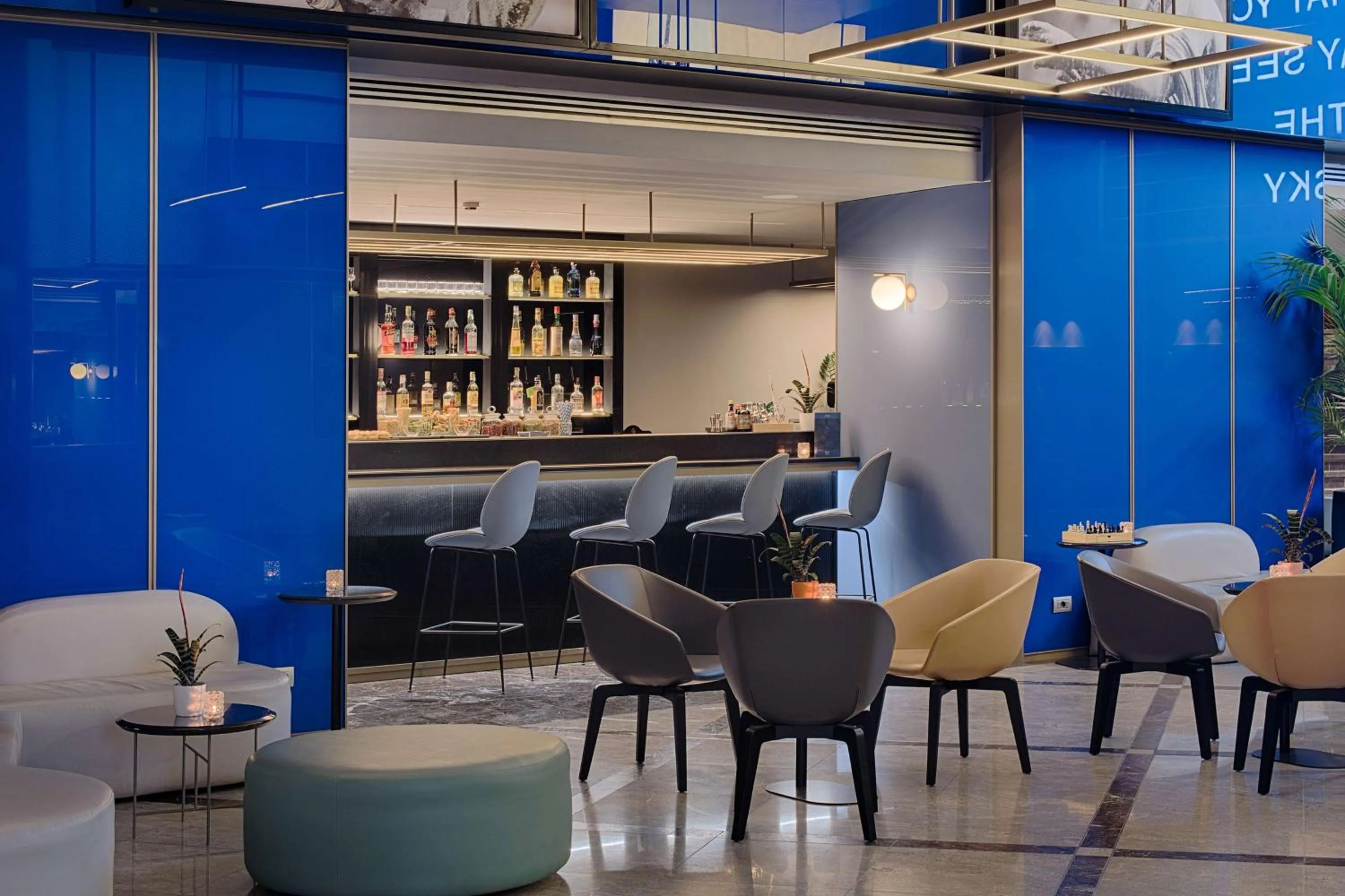 Lounge or bar in NH Napoli Panorama