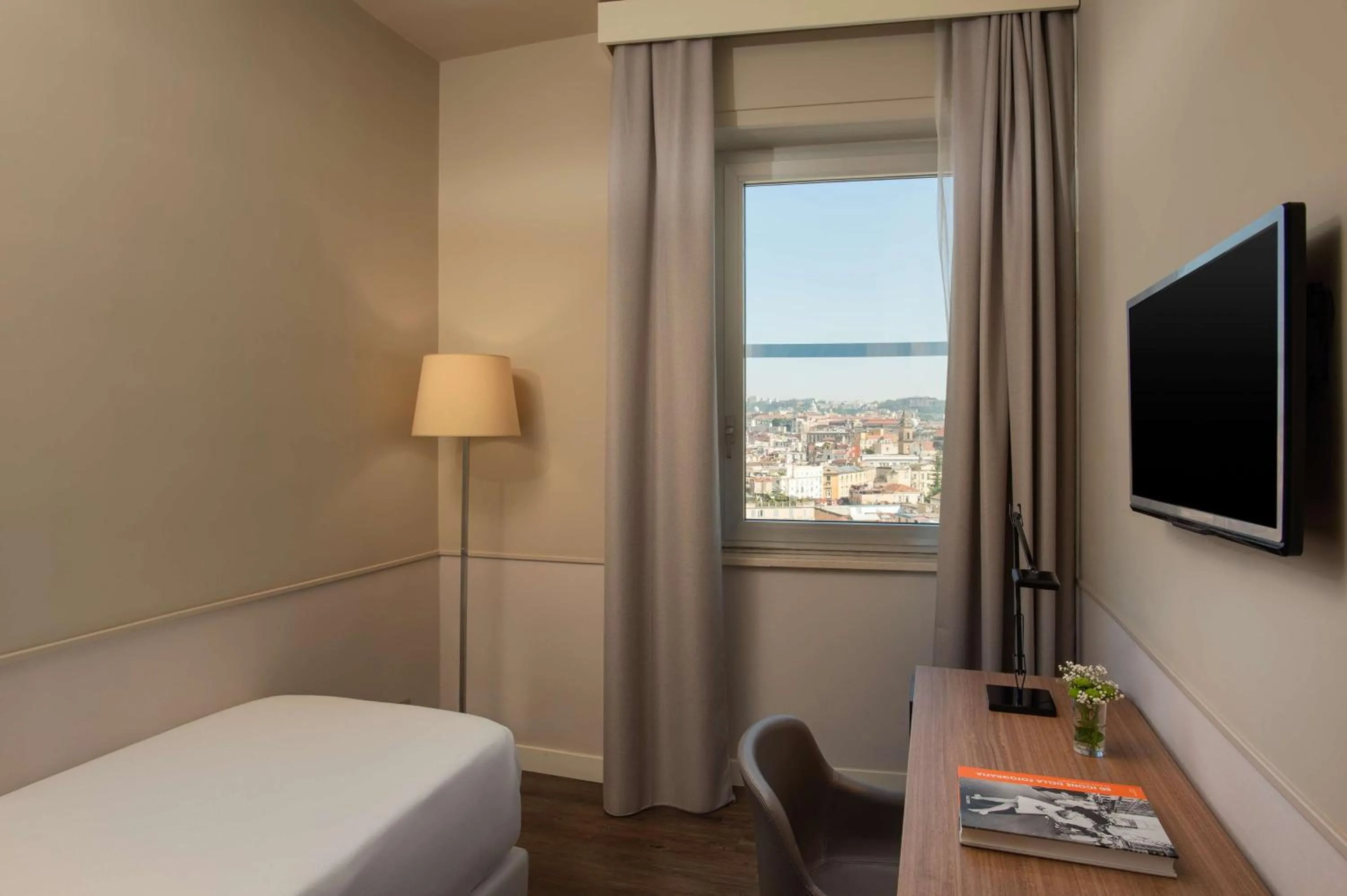 Bedroom, Bed in NH Napoli Panorama