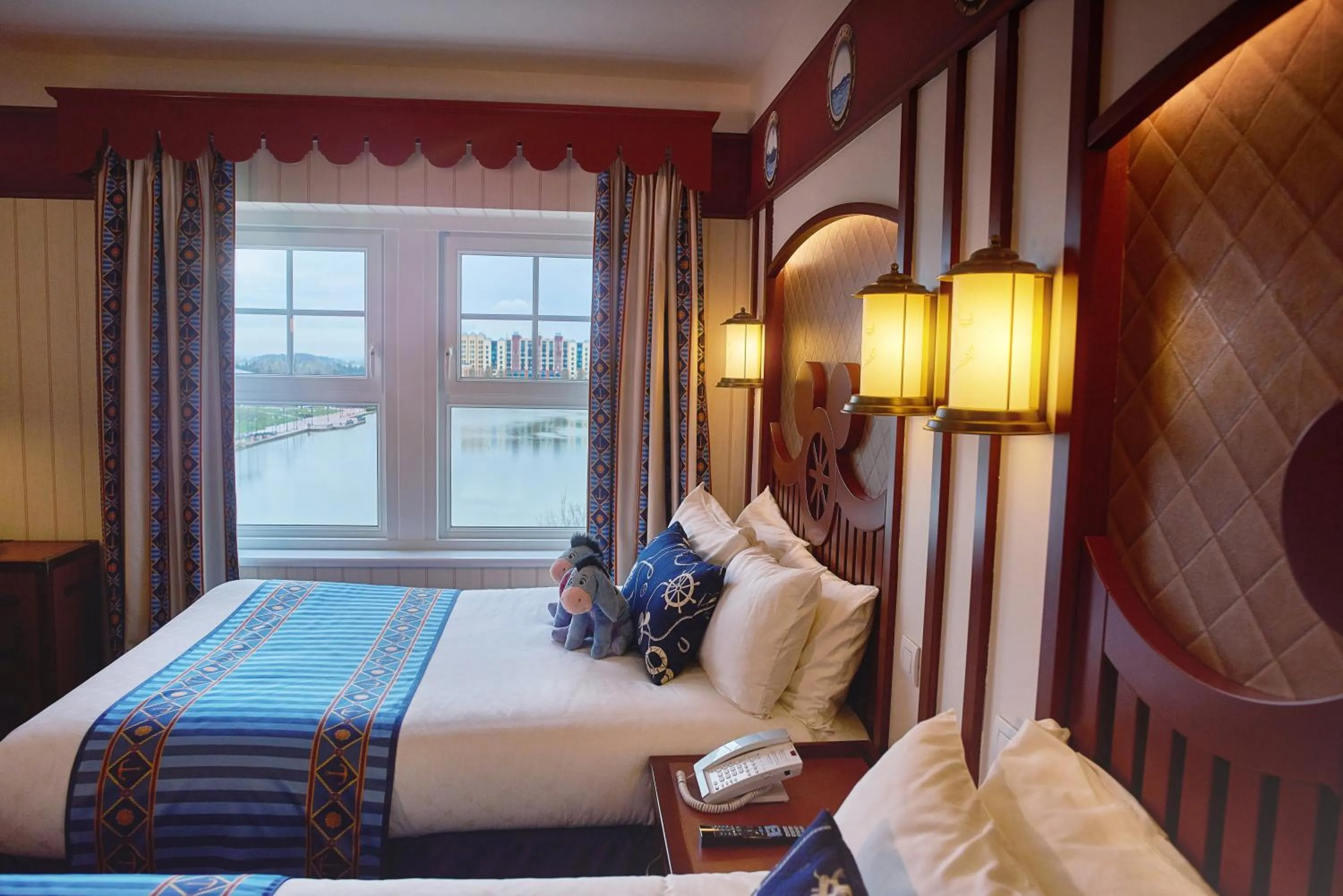 Bedroom, Bed in Disney Newport Bay Club