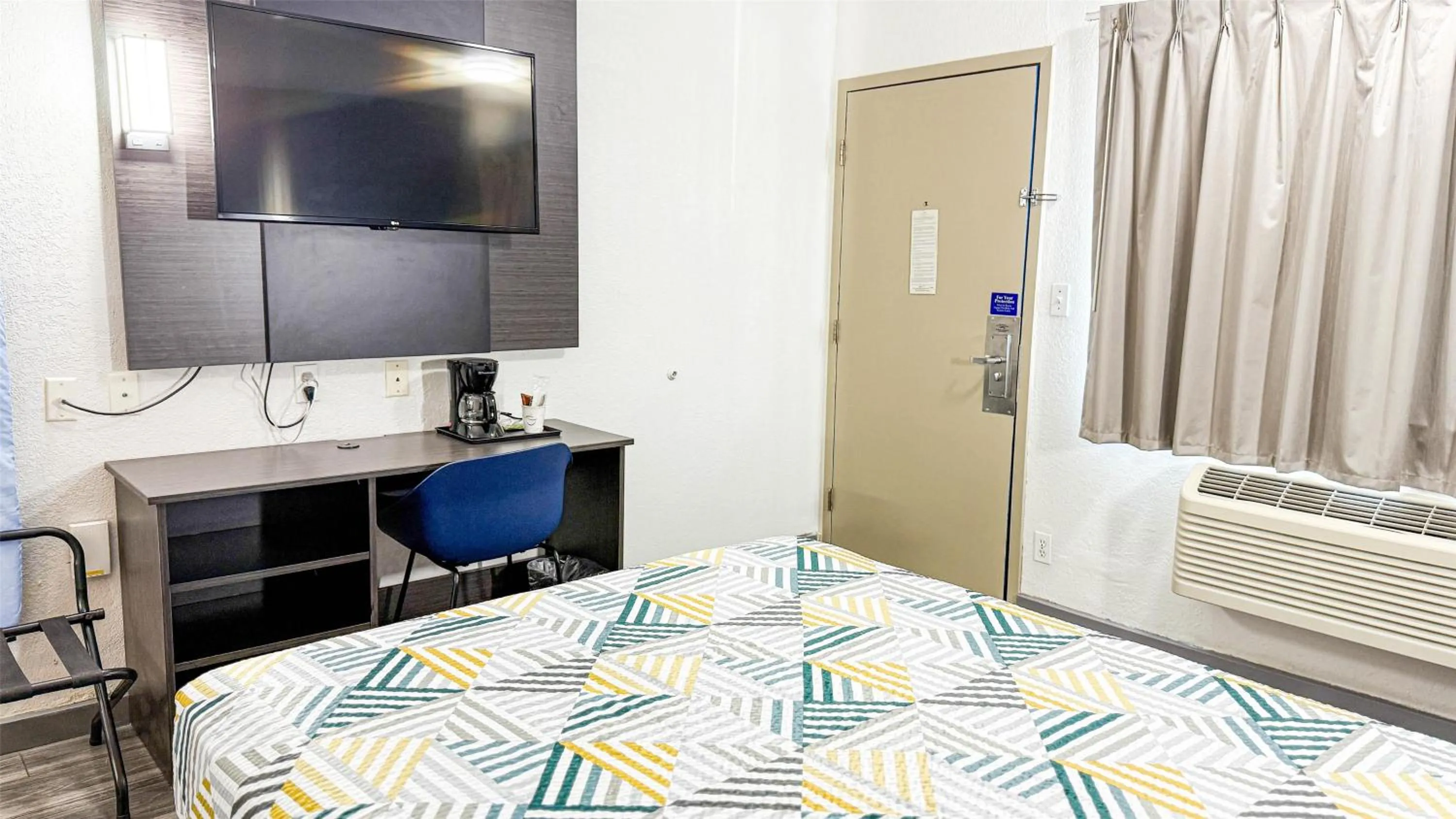 Photo of the whole room, Bed in Studio 6-Grand Prairie, TX