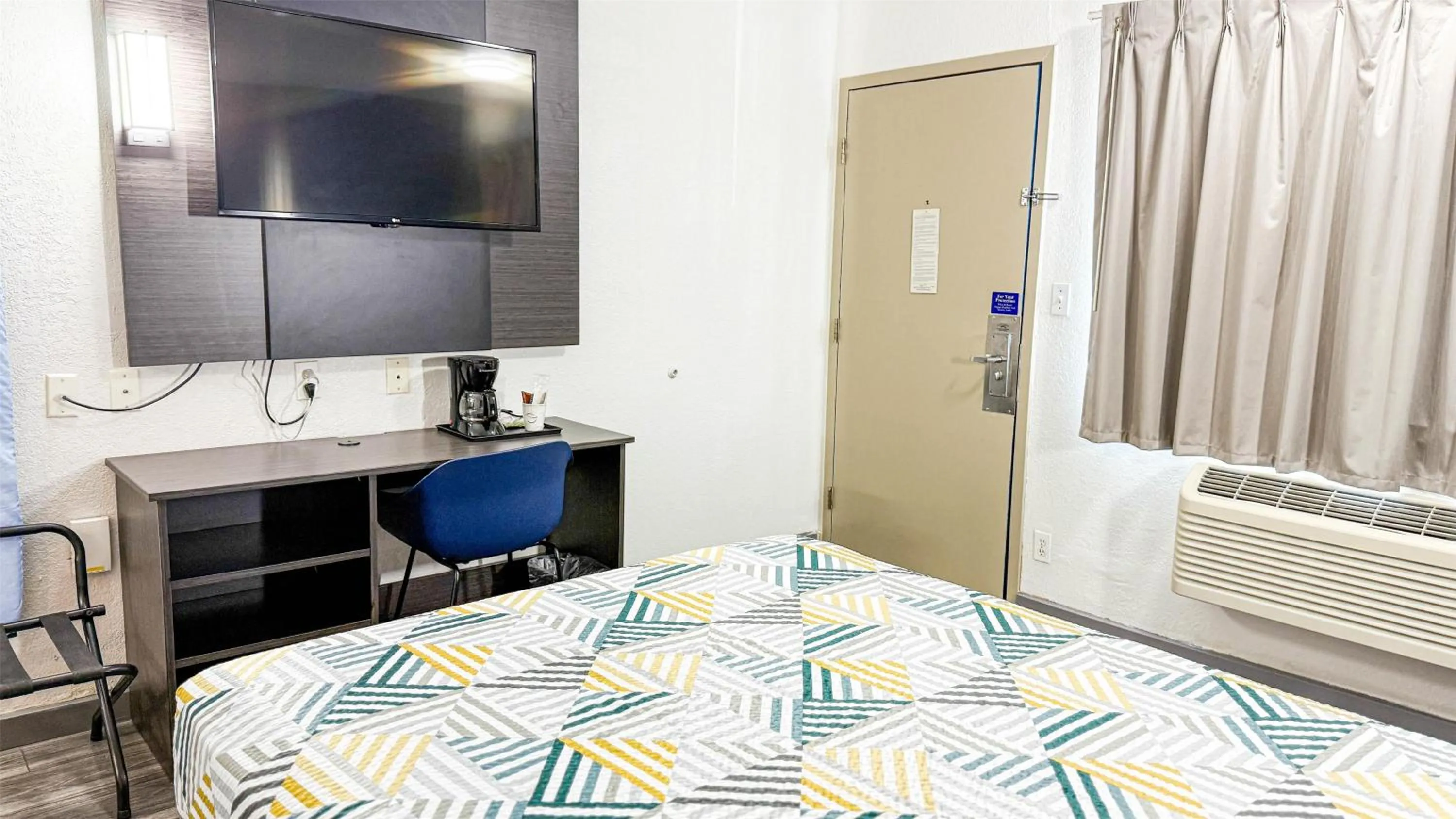 Photo of the whole room, Bed in Studio 6-Grand Prairie, TX