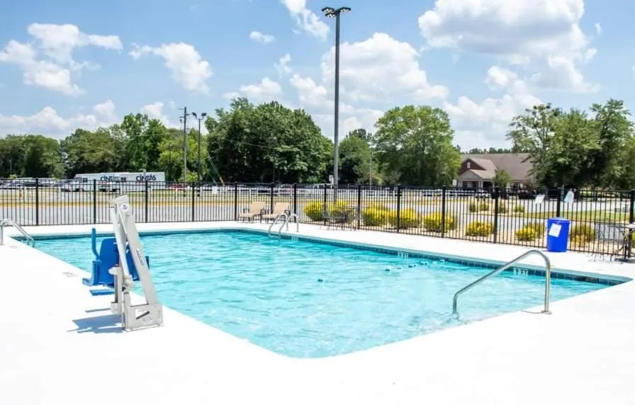 Swimming pool in Econo Lodge Vidalia