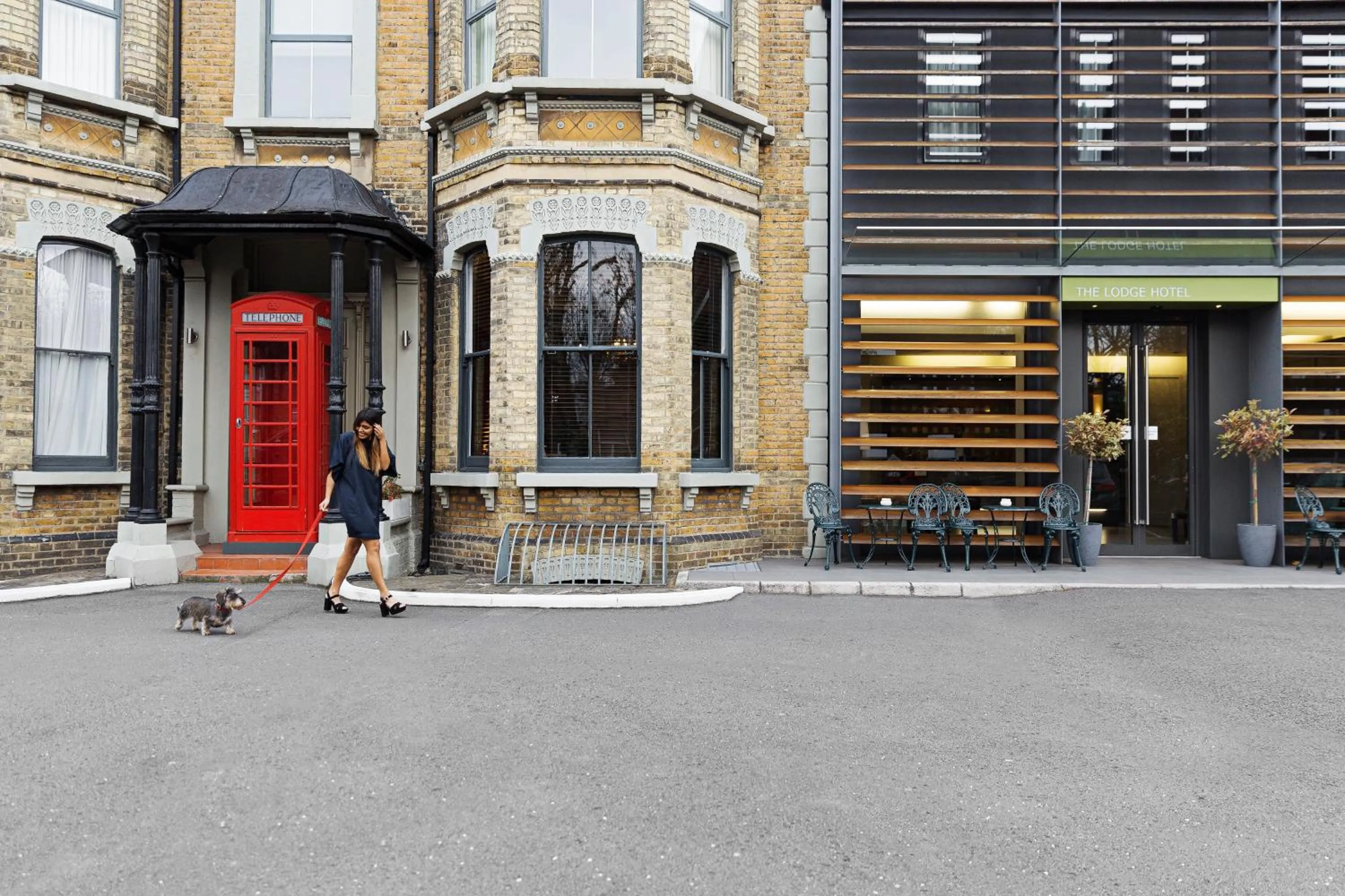 Facade/entrance in The Lodge Hotel - Putney