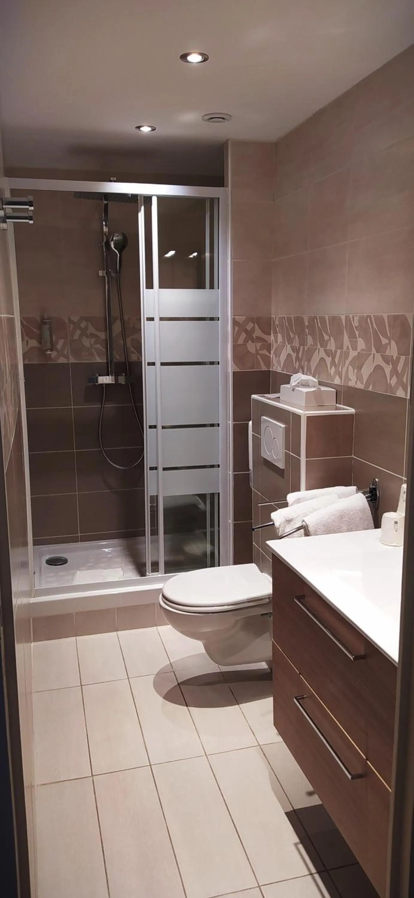 Bathroom in Hôtel Les Nations The Originals Boutique VICHY