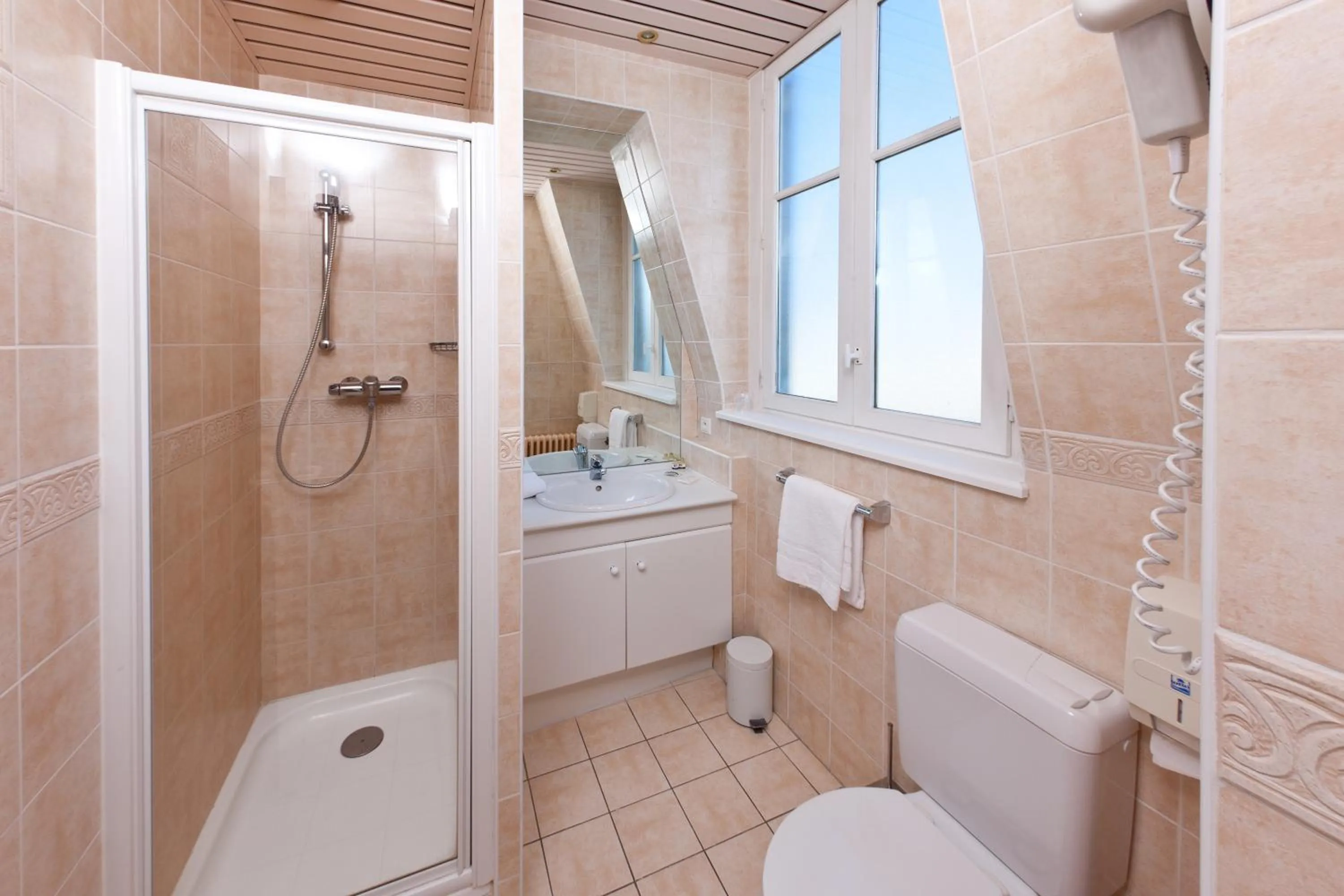 Bathroom in Hôtel Les Nations The Originals Boutique VICHY