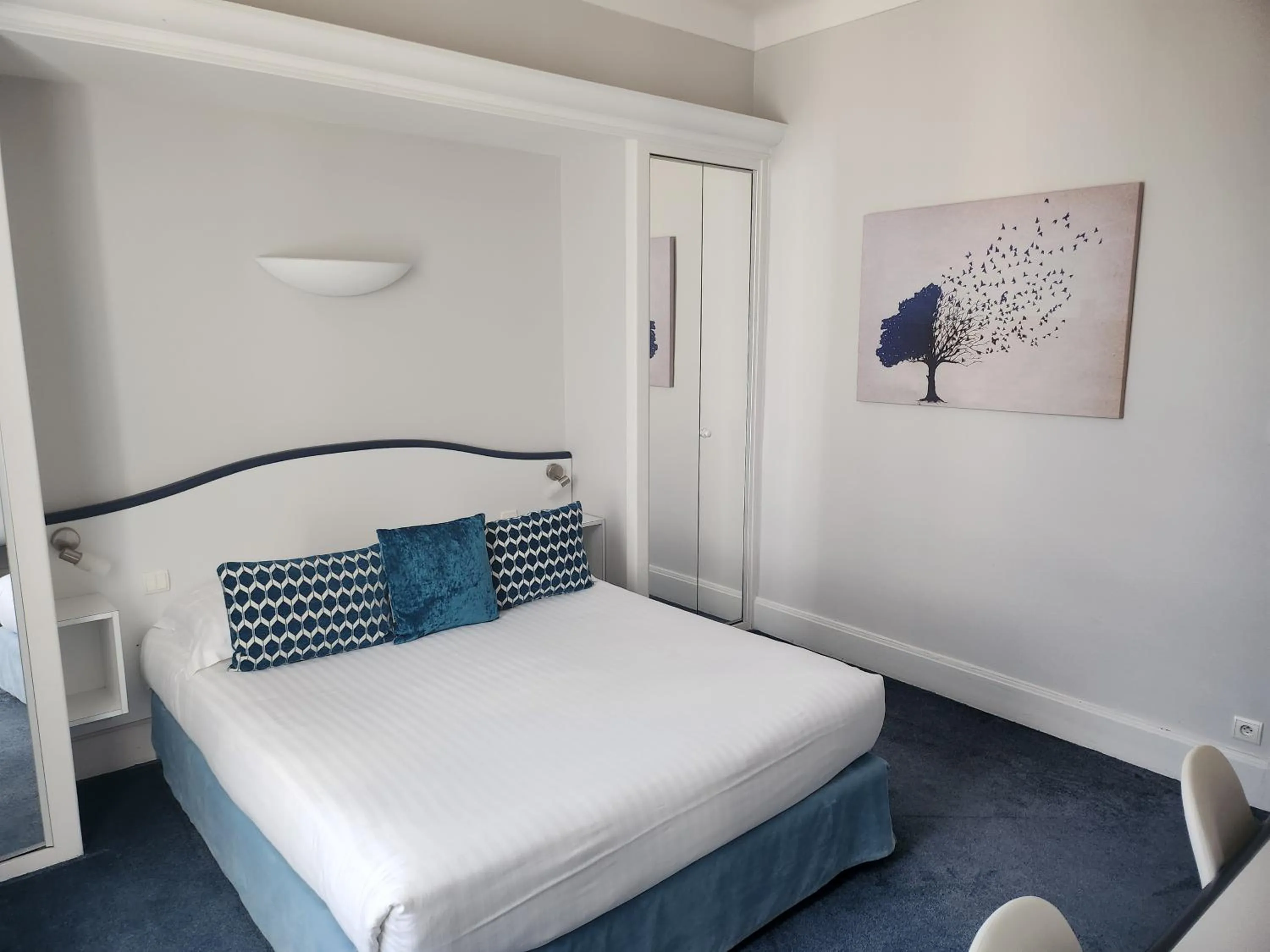 Photo of the whole room, Bed in Hôtel Les Nations The Originals Boutique VICHY