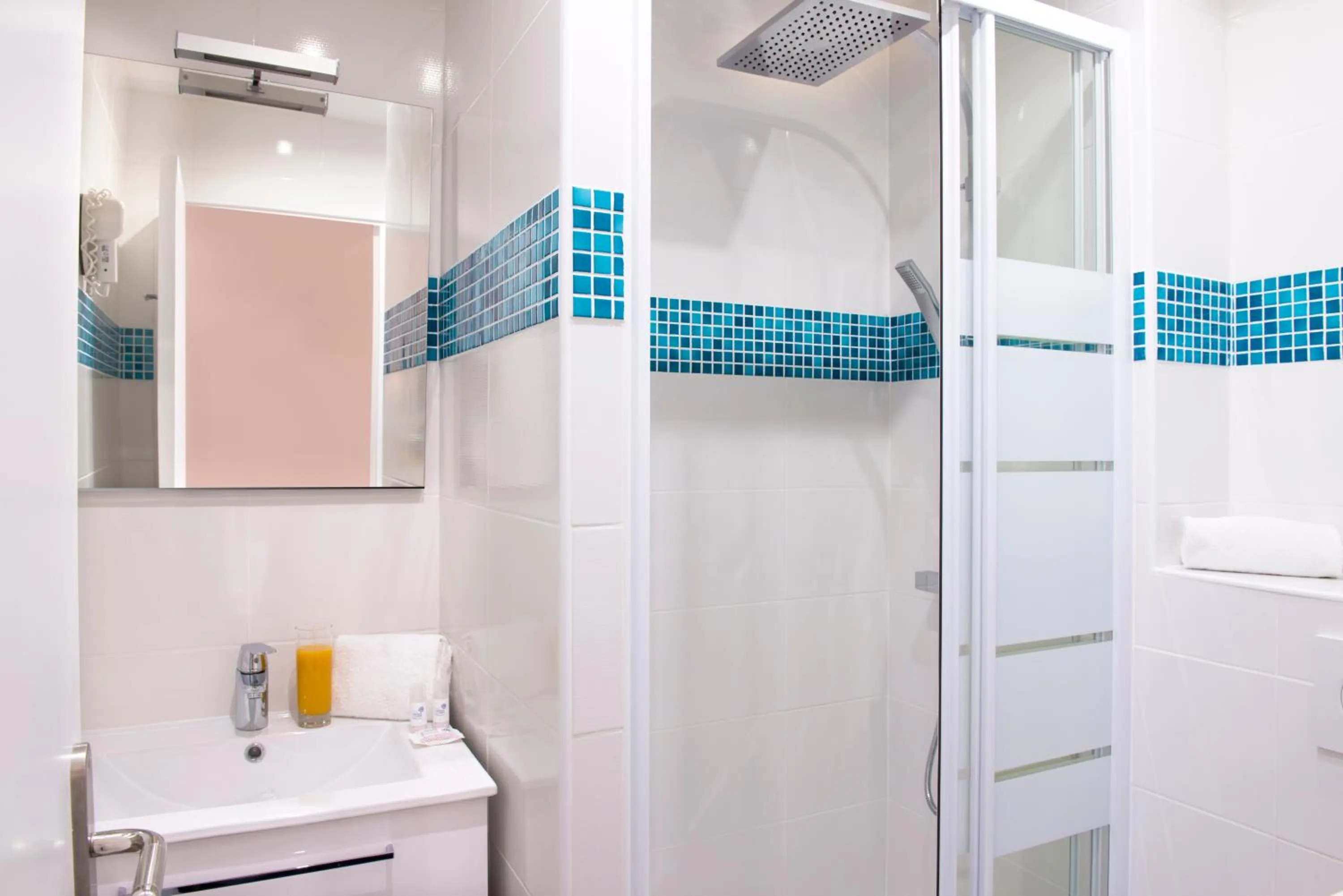 Shower in Hôtel Les Nations The Originals Boutique VICHY