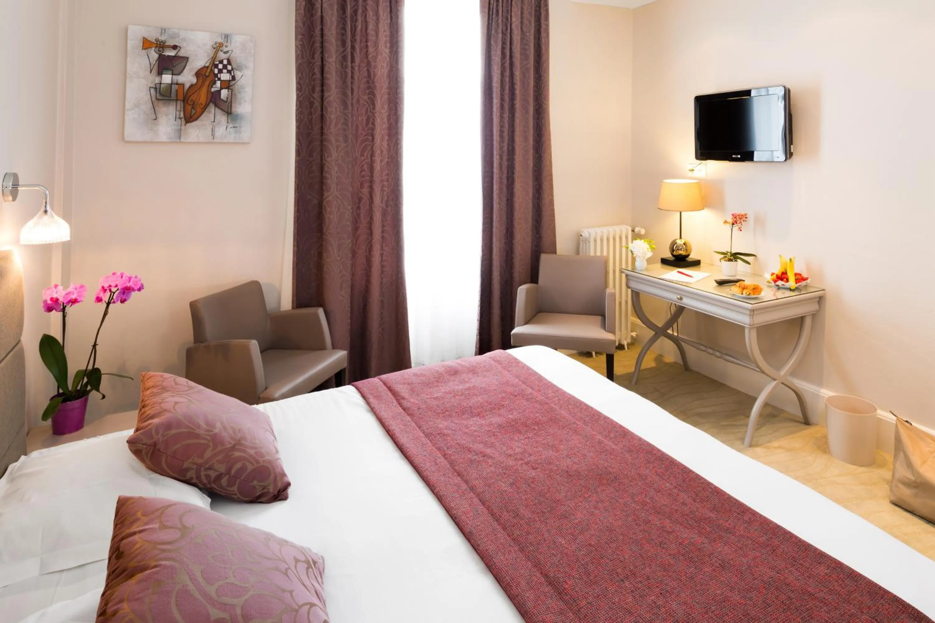 Bedroom, Bed in Hôtel Les Nations The Originals Boutique VICHY