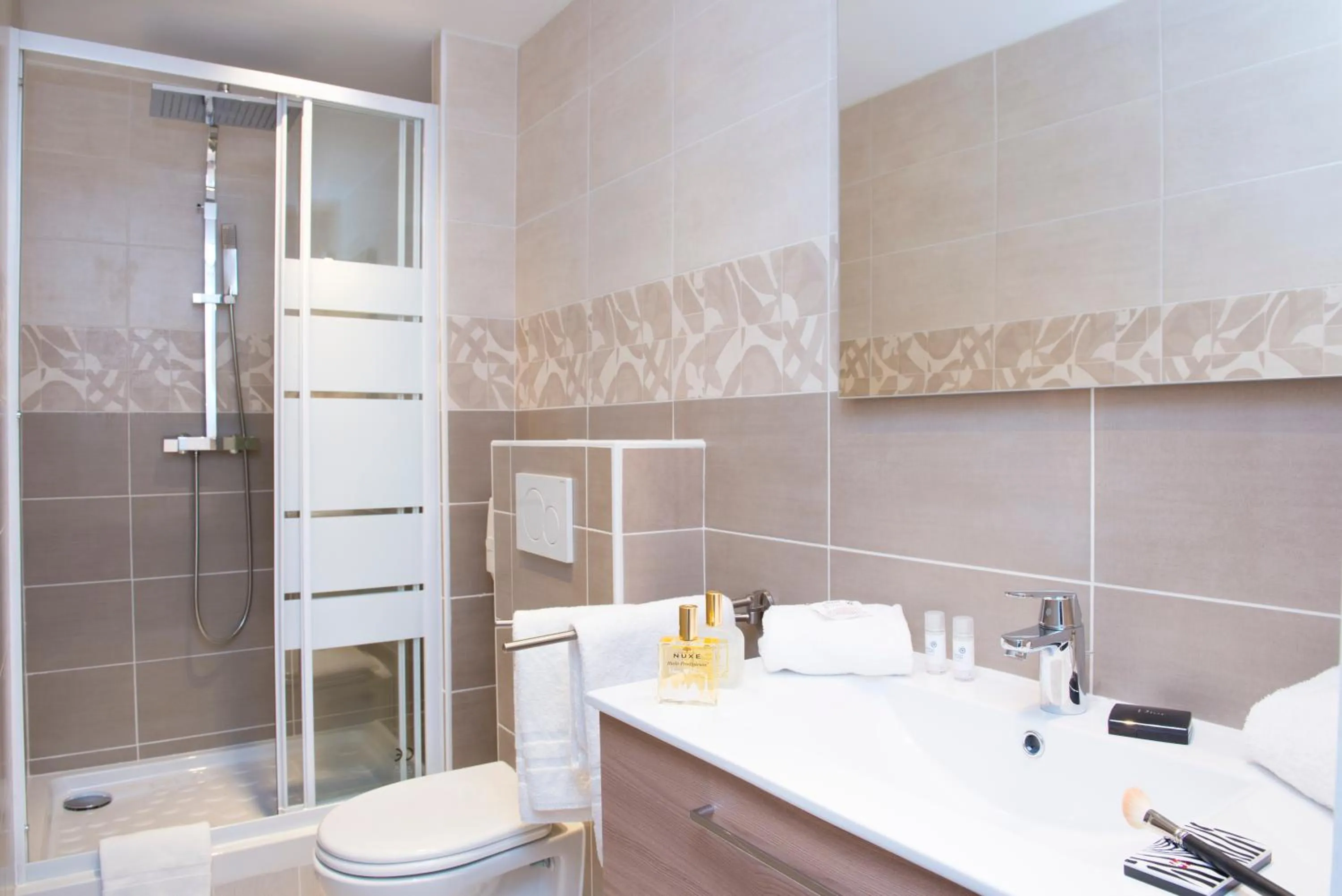 Shower in Hôtel Les Nations The Originals Boutique VICHY