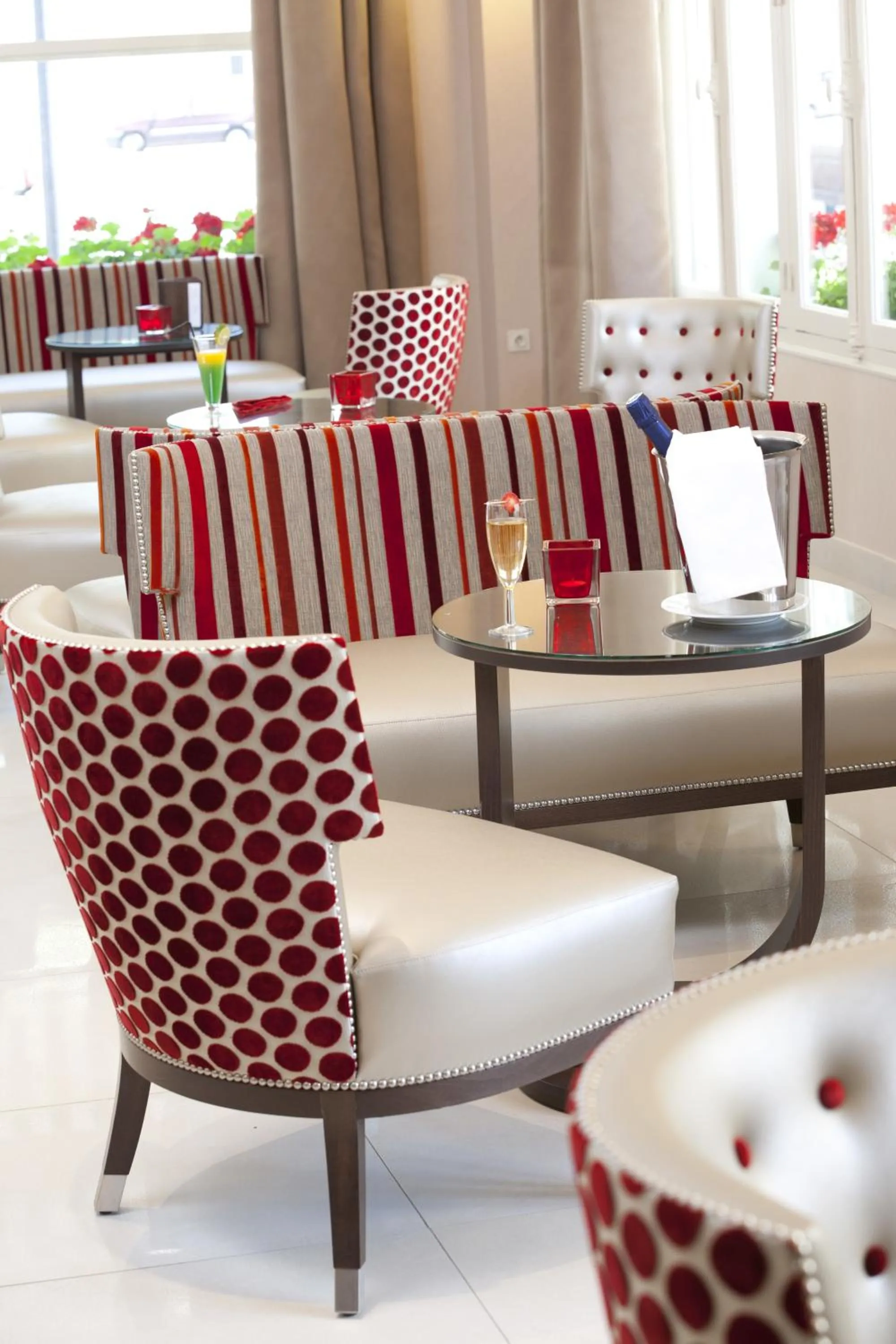 Lobby or reception in Hôtel Les Nations The Originals Boutique VICHY