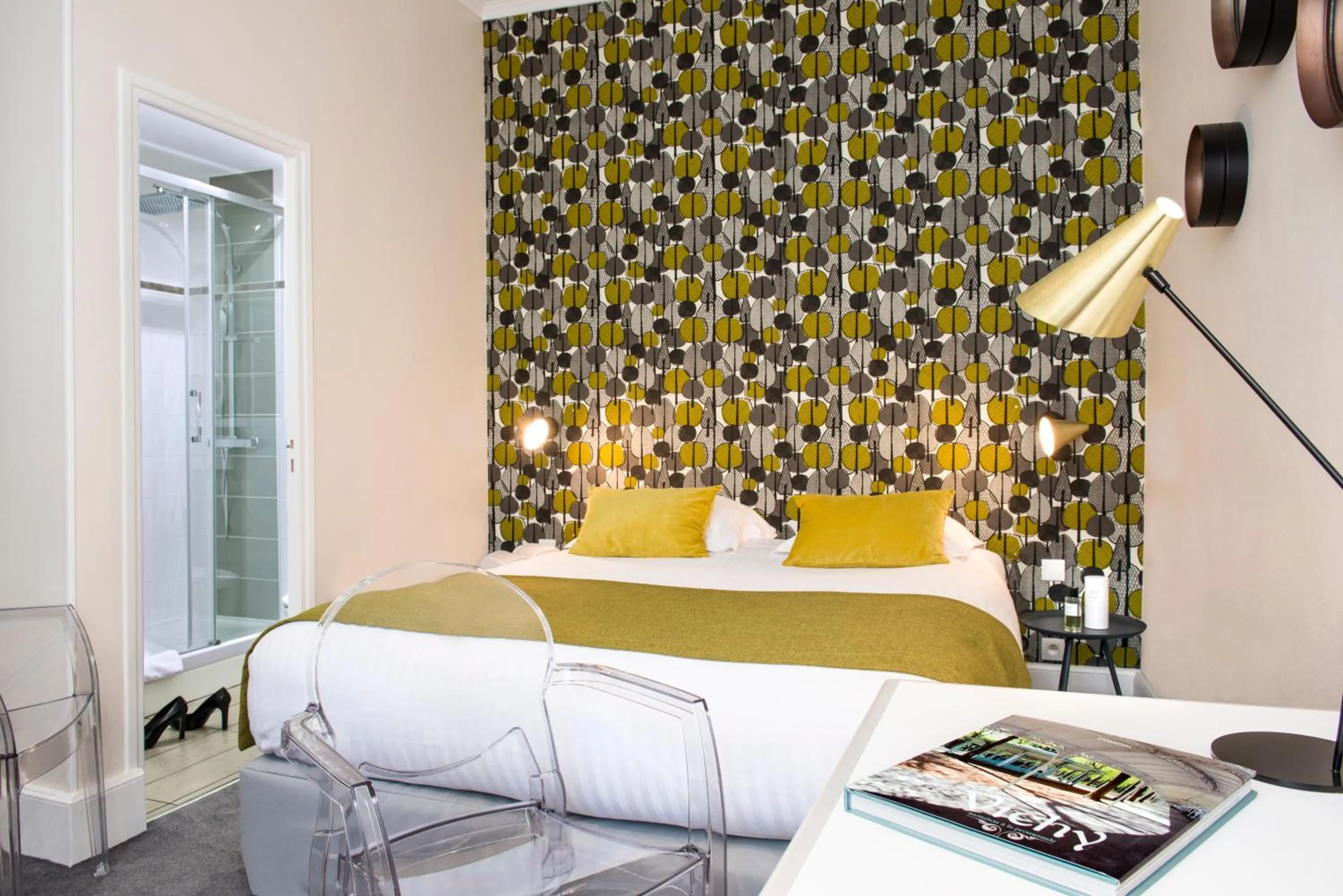 Photo of the whole room, Bed in Hôtel Les Nations The Originals Boutique VICHY