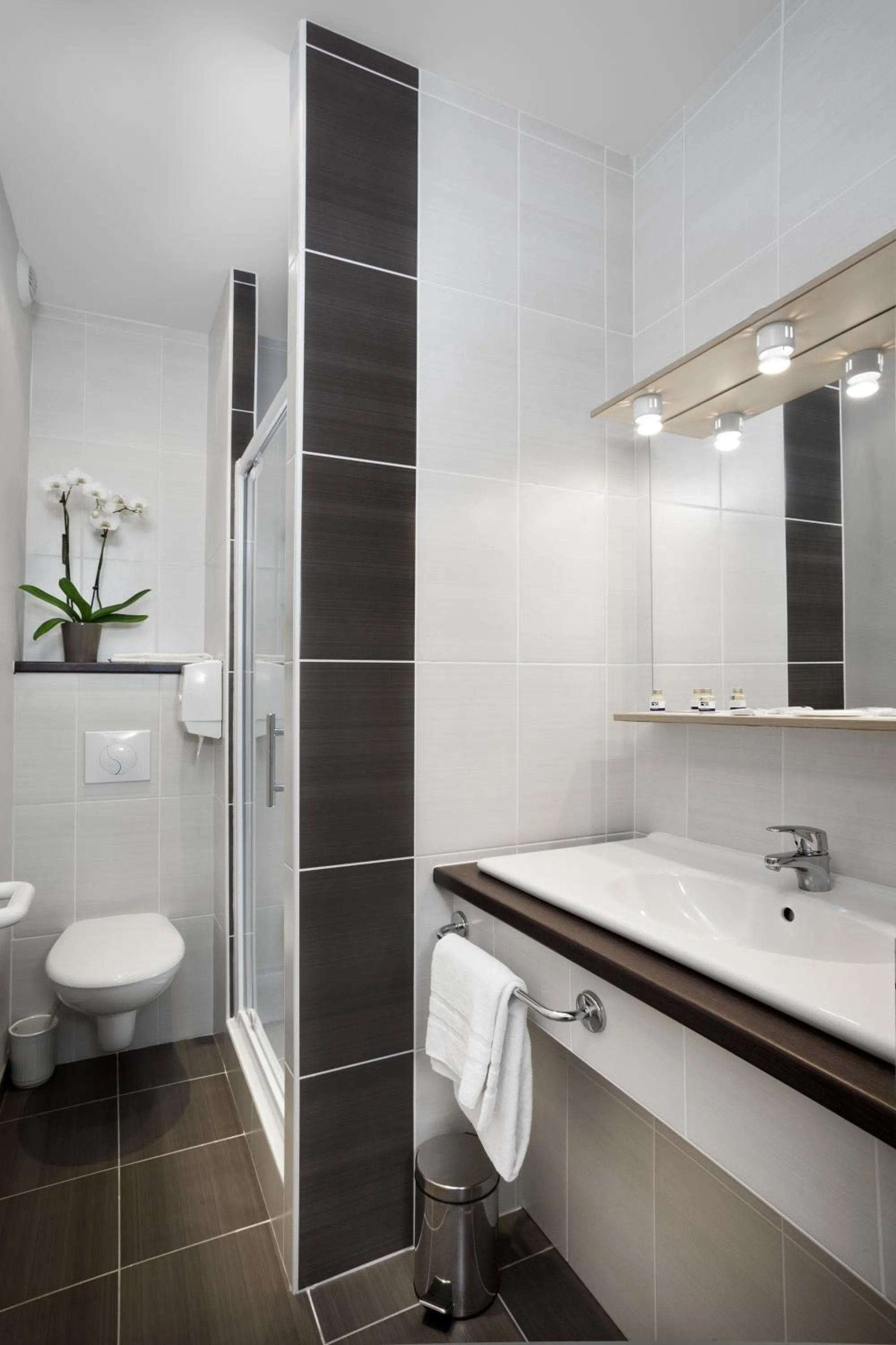 Bathroom in Hôtel Les Nations The Originals Boutique VICHY