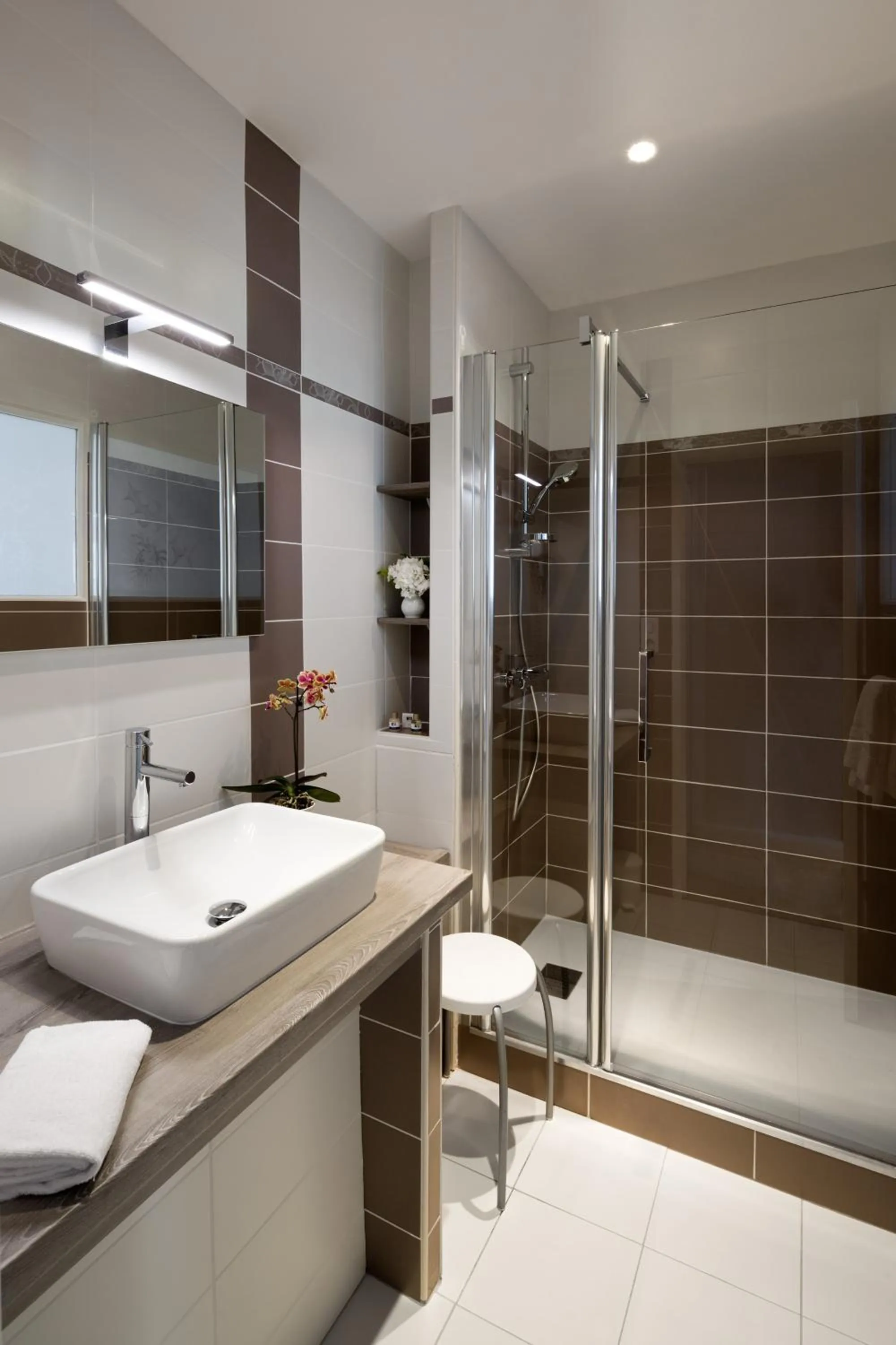 Shower in Hôtel Les Nations The Originals Boutique VICHY