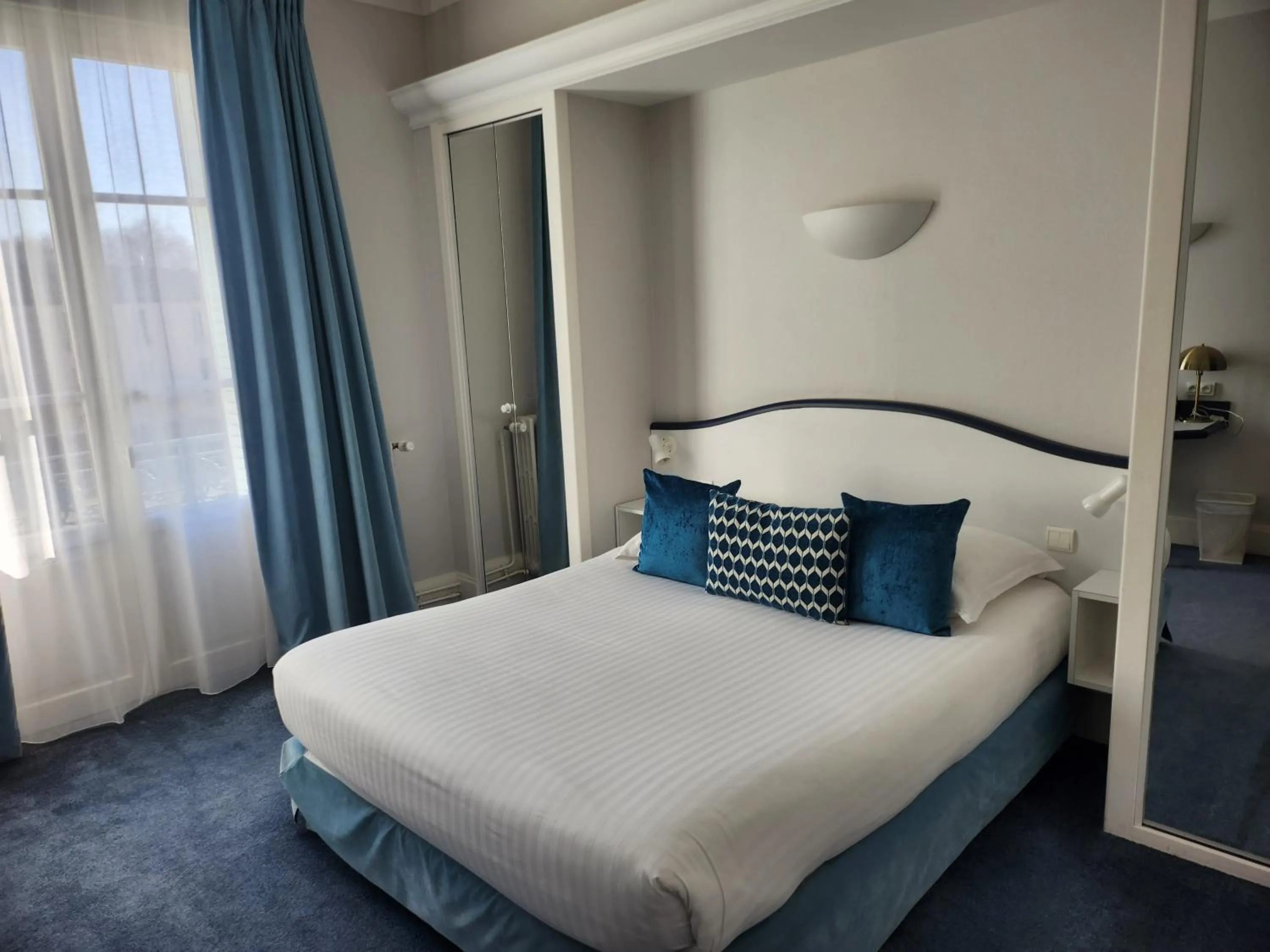 Photo of the whole room, Bed in Hôtel Les Nations The Originals Boutique VICHY