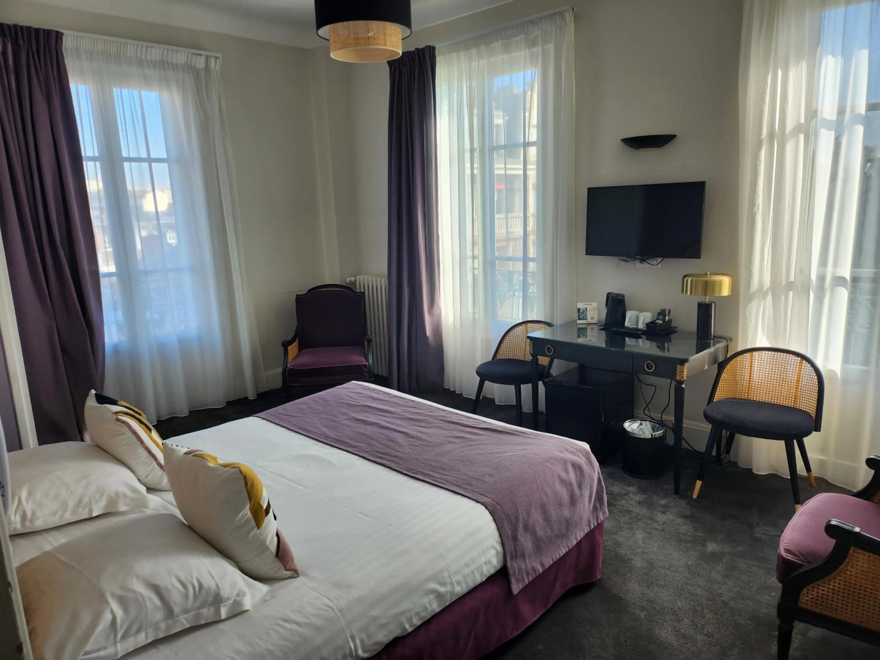 Photo of the whole room, Bed in Hôtel Les Nations The Originals Boutique VICHY