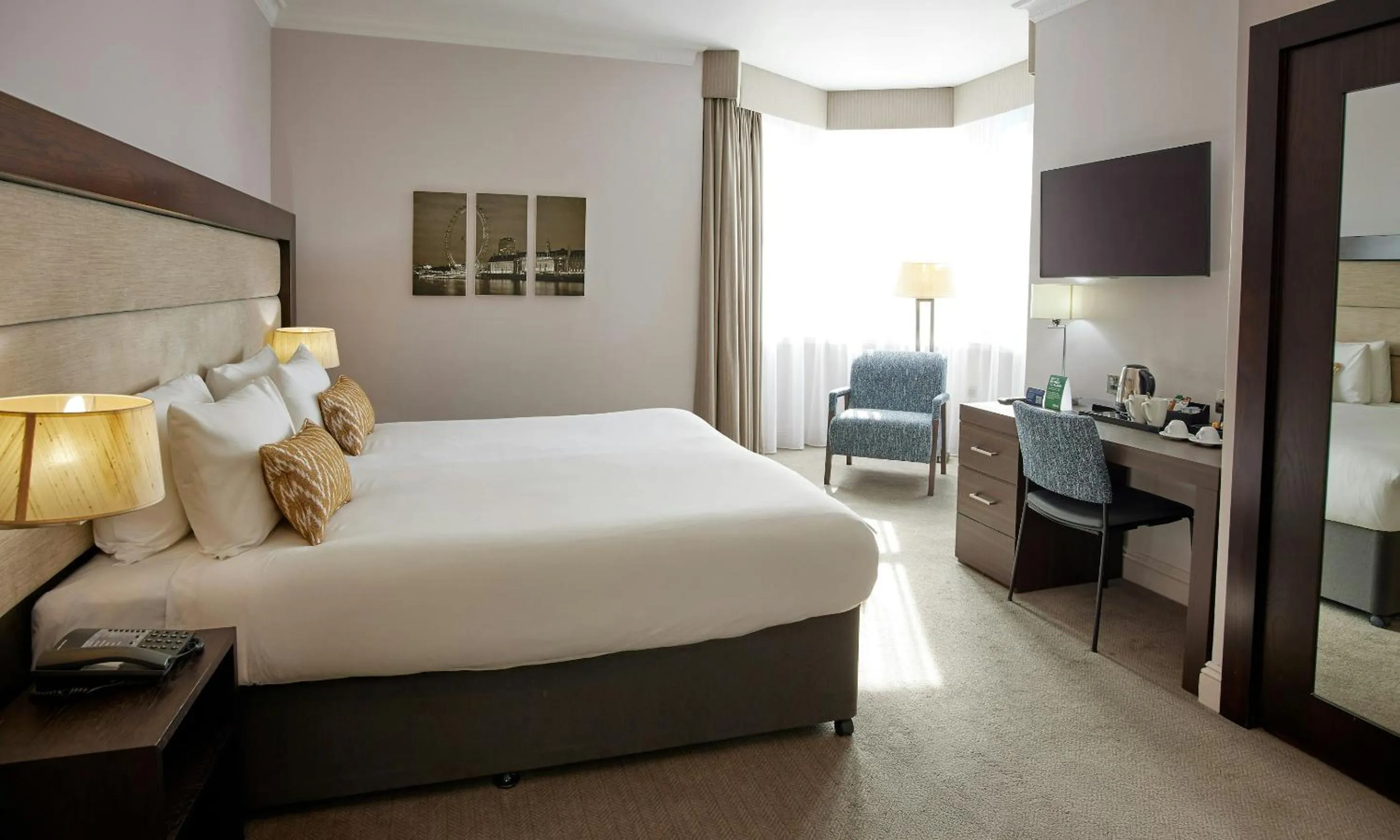 Photo of the whole room, Bed in Thistle London Holborn