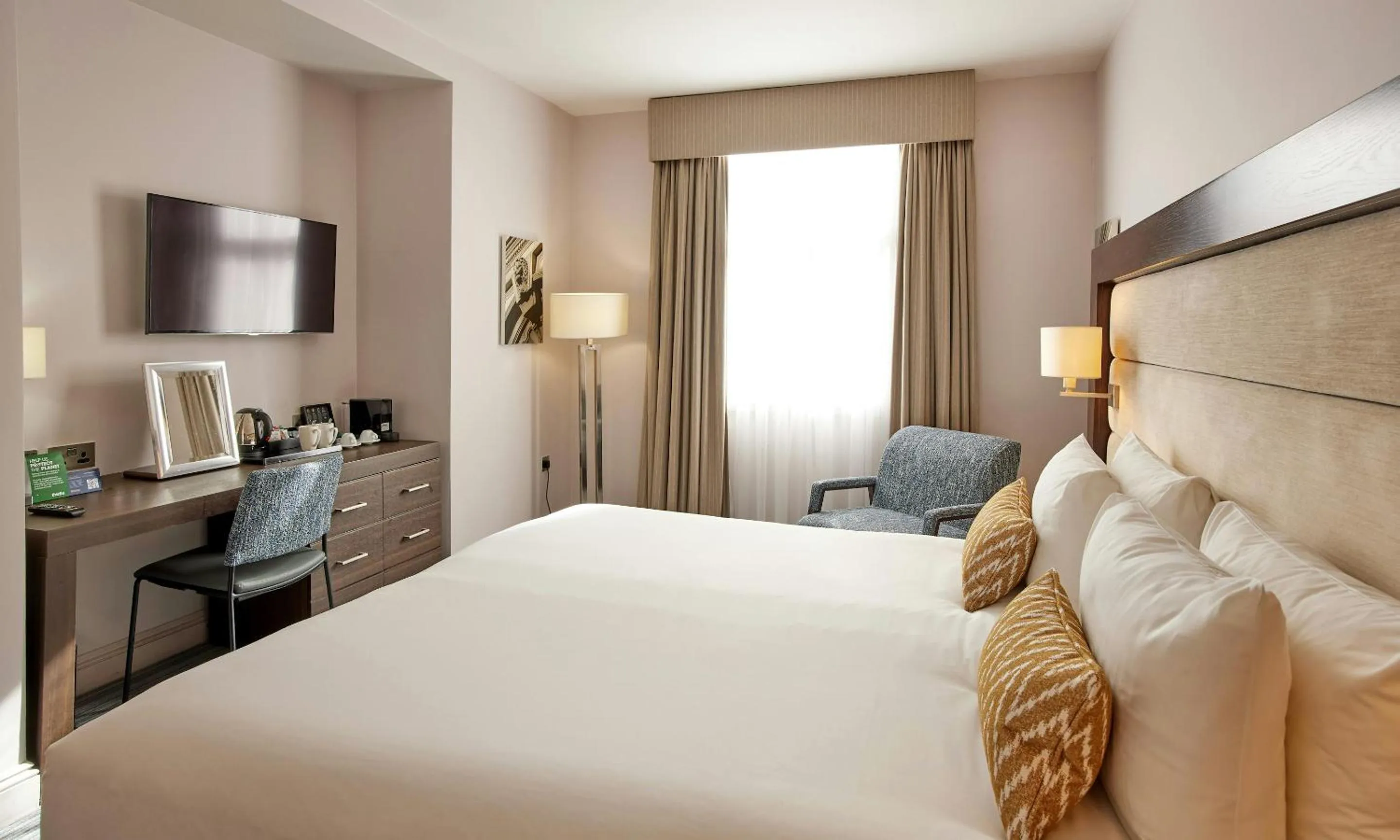 Photo of the whole room, Bed in Thistle London Holborn