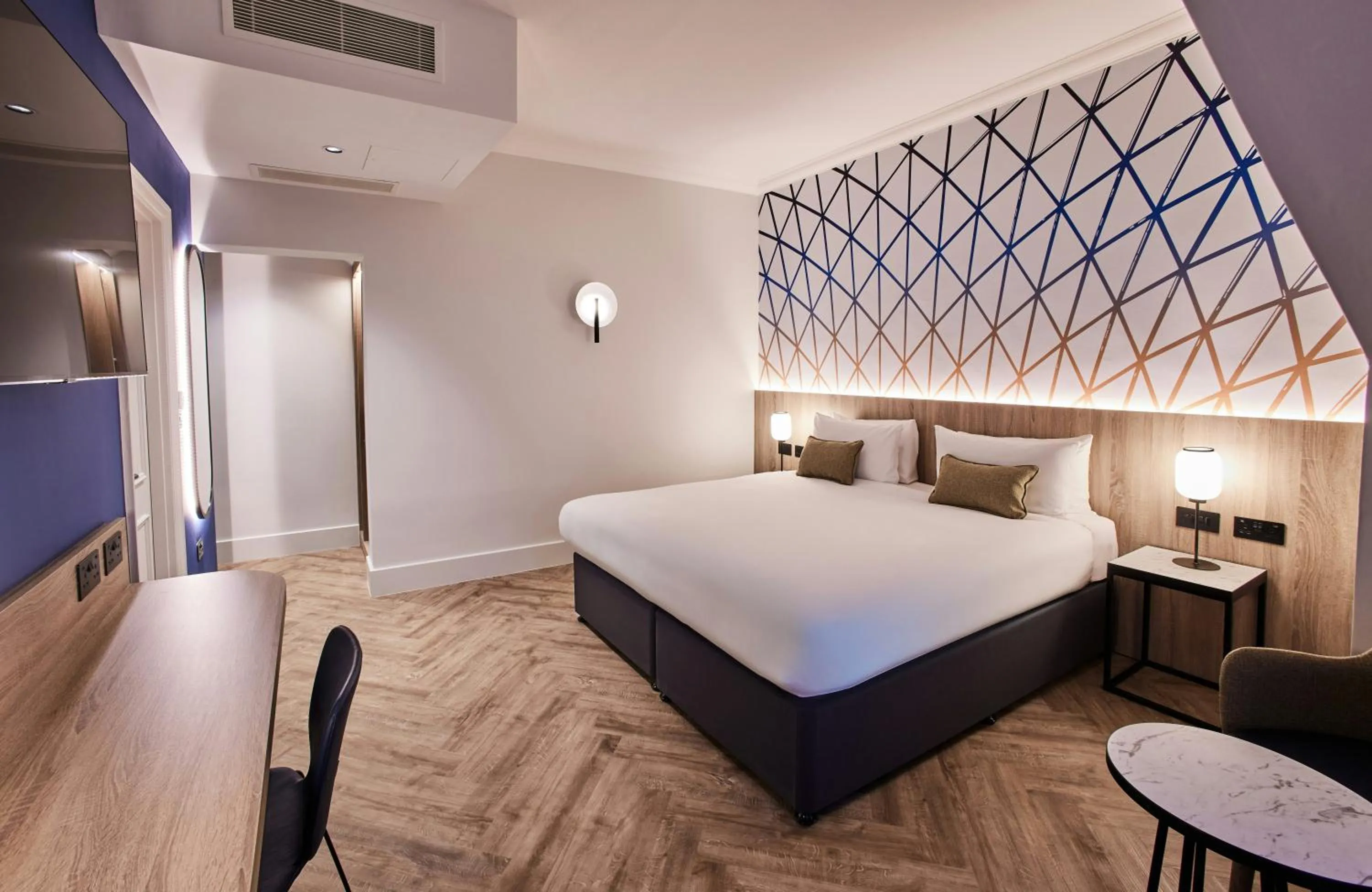 Photo of the whole room, Bed in Thistle London Bloomsbury Park