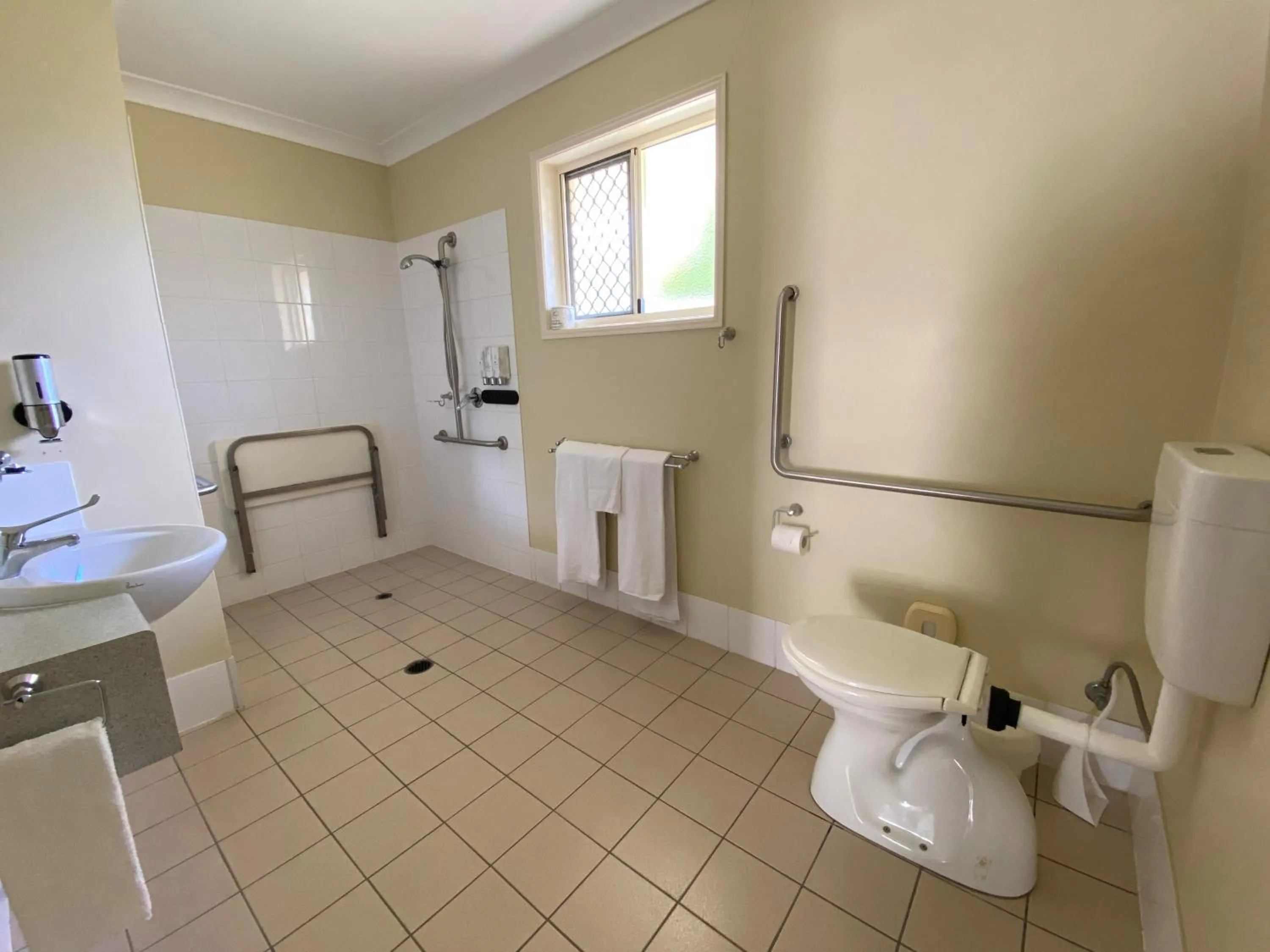 Bathroom in Country Roads Motor Inn Gayndah