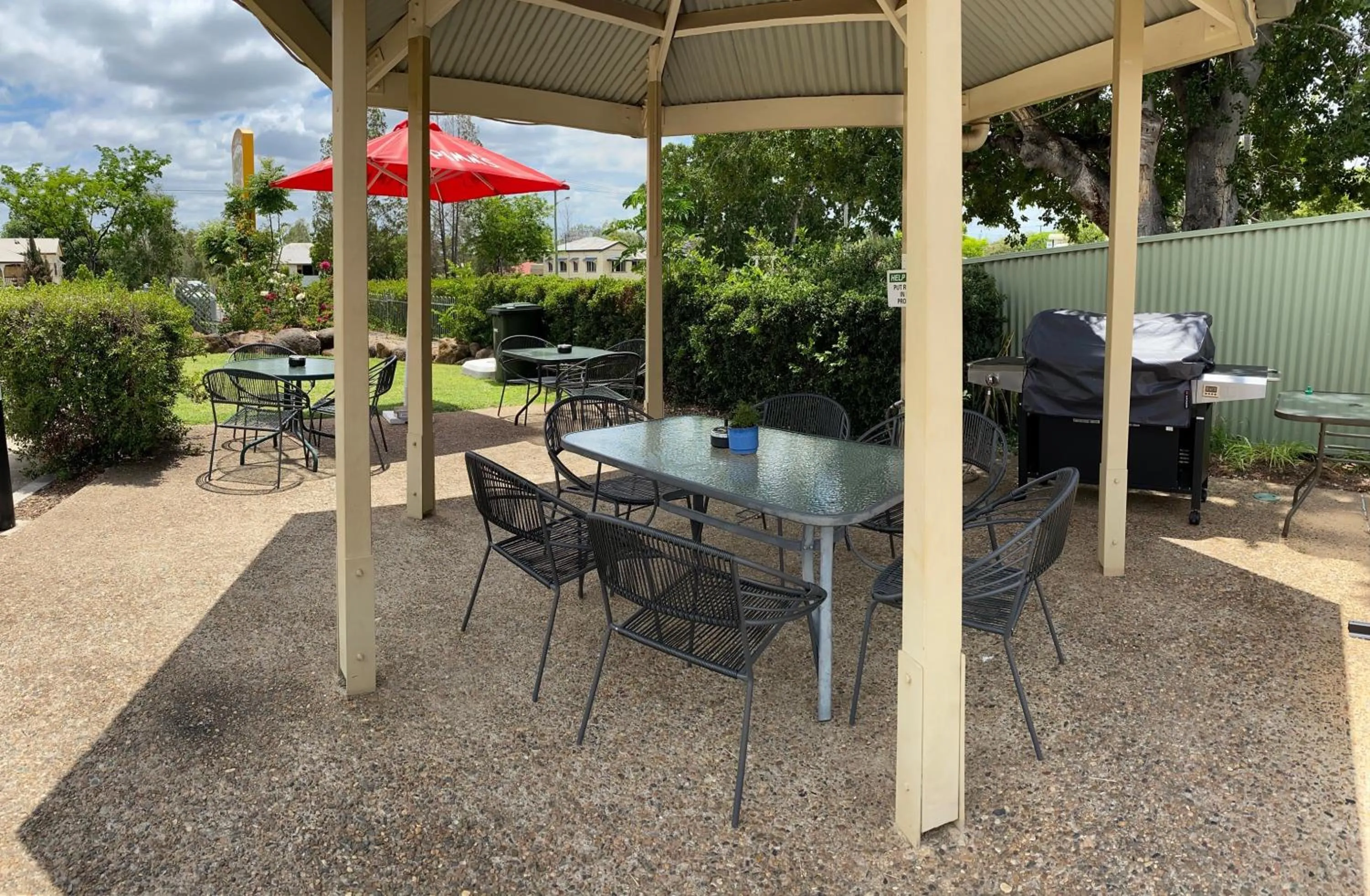 Patio in Country Roads Motor Inn Gayndah
