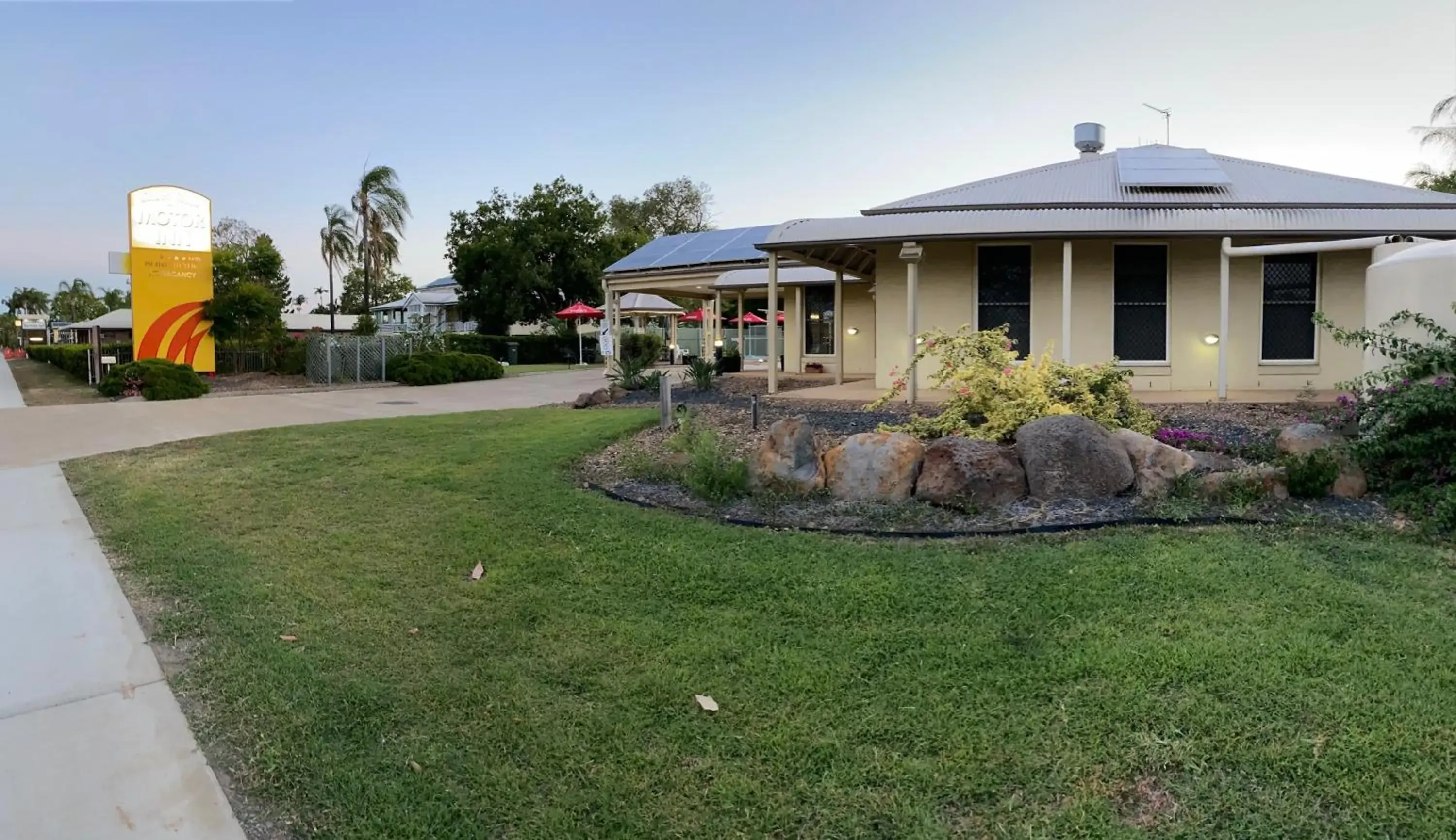 Triple Room - Queen and Single in Country Roads Motor Inn Gayndah Triple Room - Queen and Single in Country Roads Motor Inn Gayndah