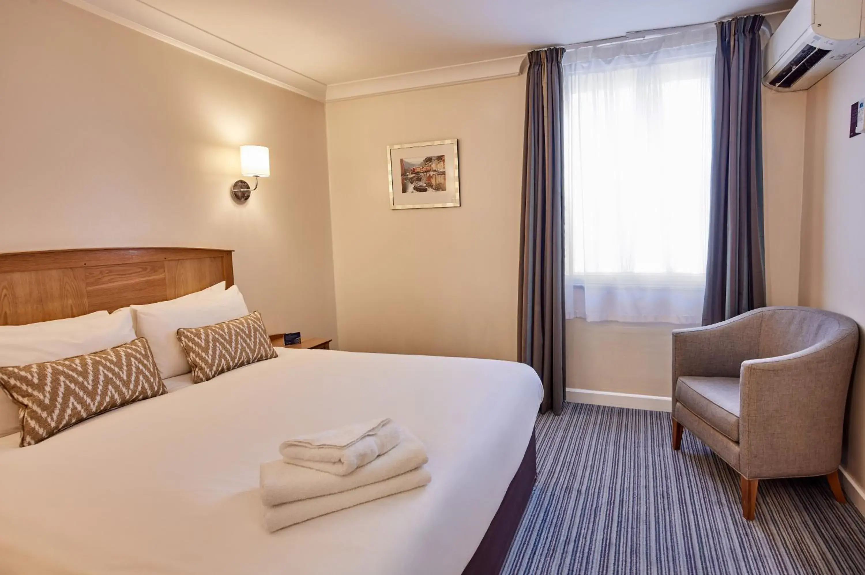 Standard Double Room in Thistle London Heathrow Terminal 5 Standard Double Room in Thistle London Heathrow Terminal 5