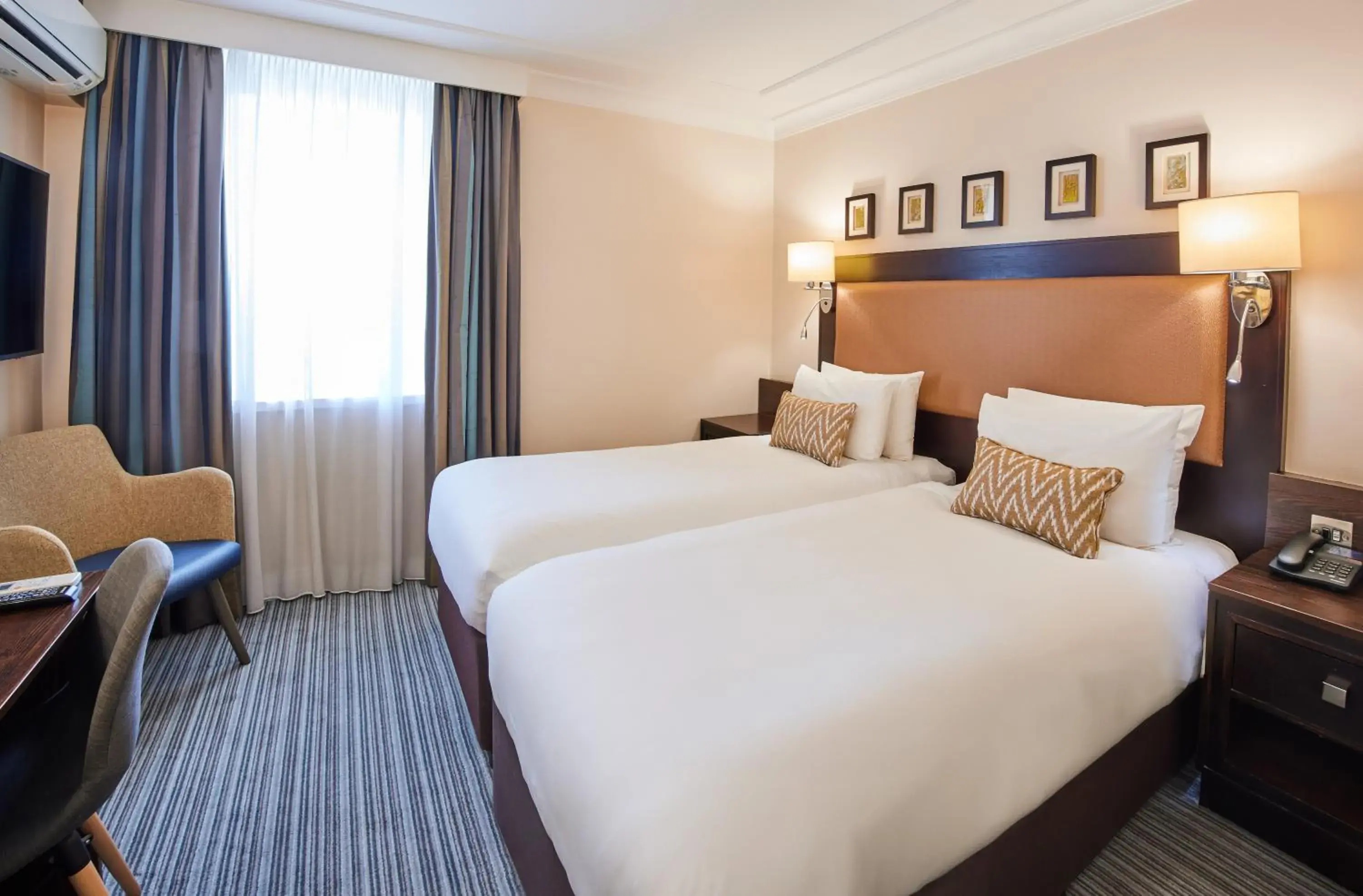 Deluxe Twin Room in Thistle London Heathrow Terminal 5 Deluxe Twin Room in Thistle London Heathrow Terminal 5