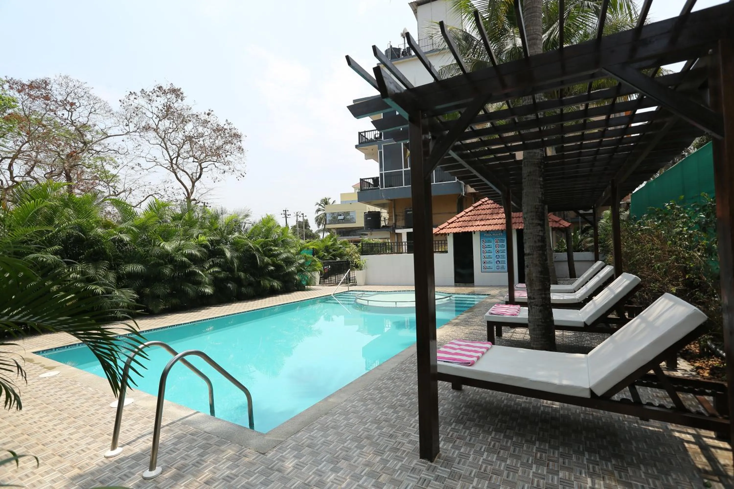 Swimming pool in Motel La Grandeur