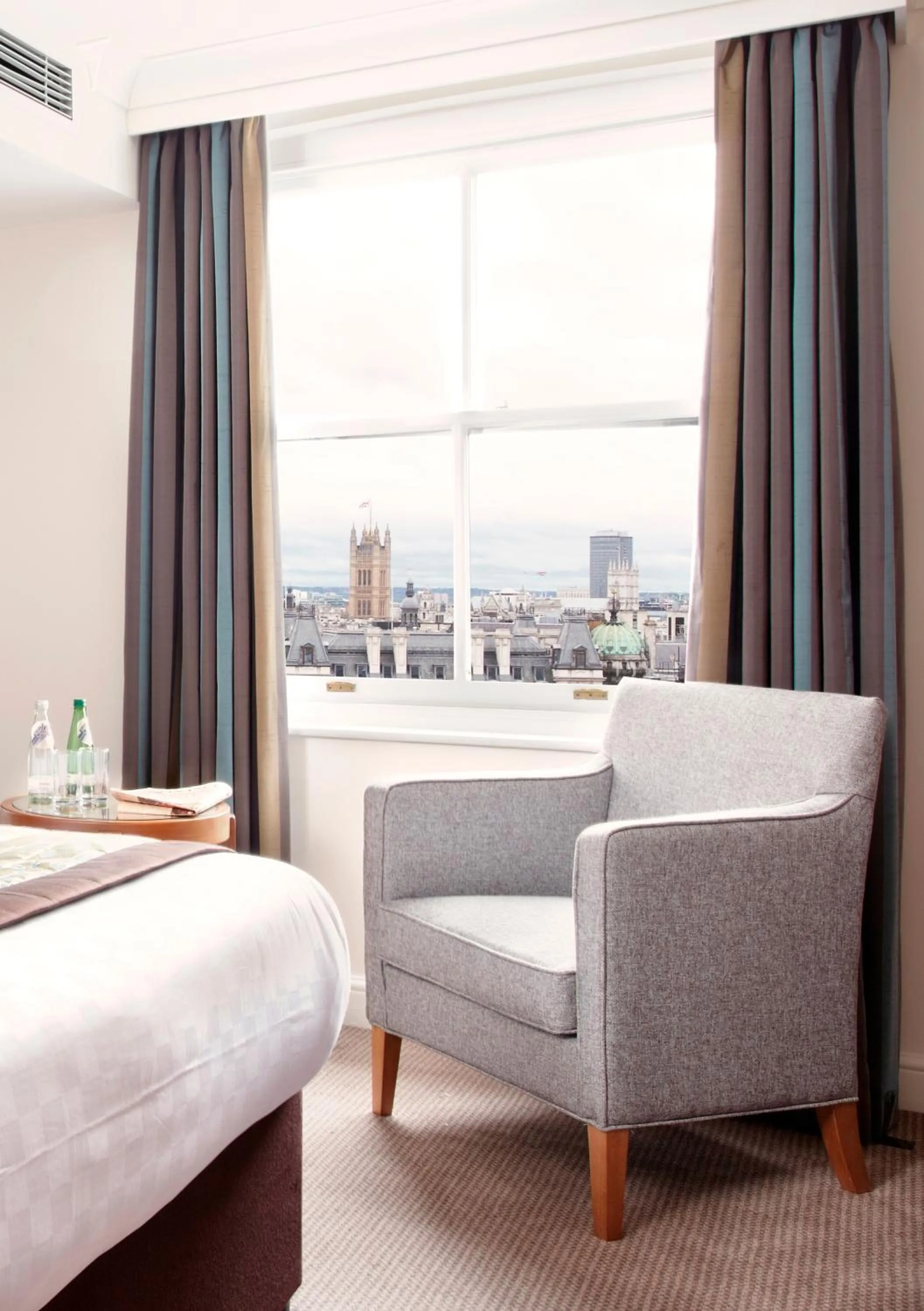 View (from property/room), Bed in Thistle London Piccadilly