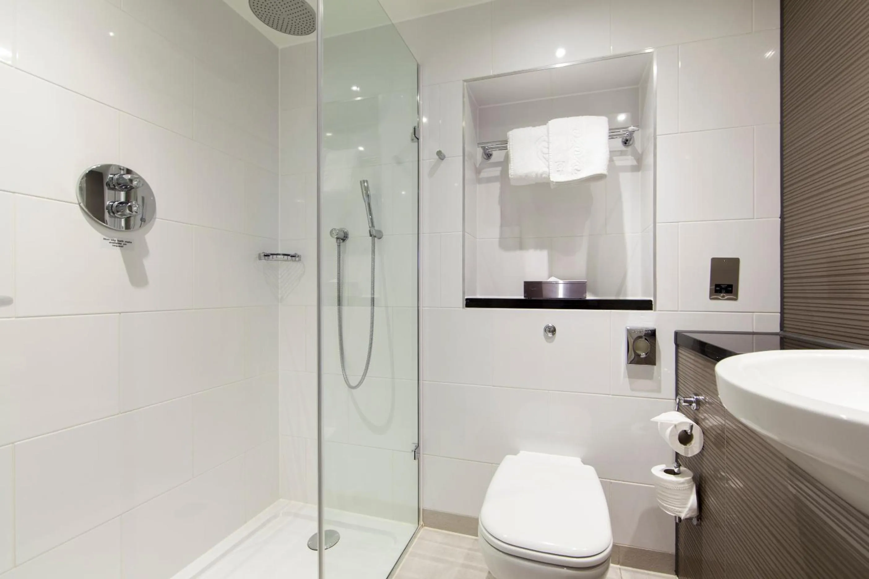 Photo of the whole room in Thistle London Piccadilly