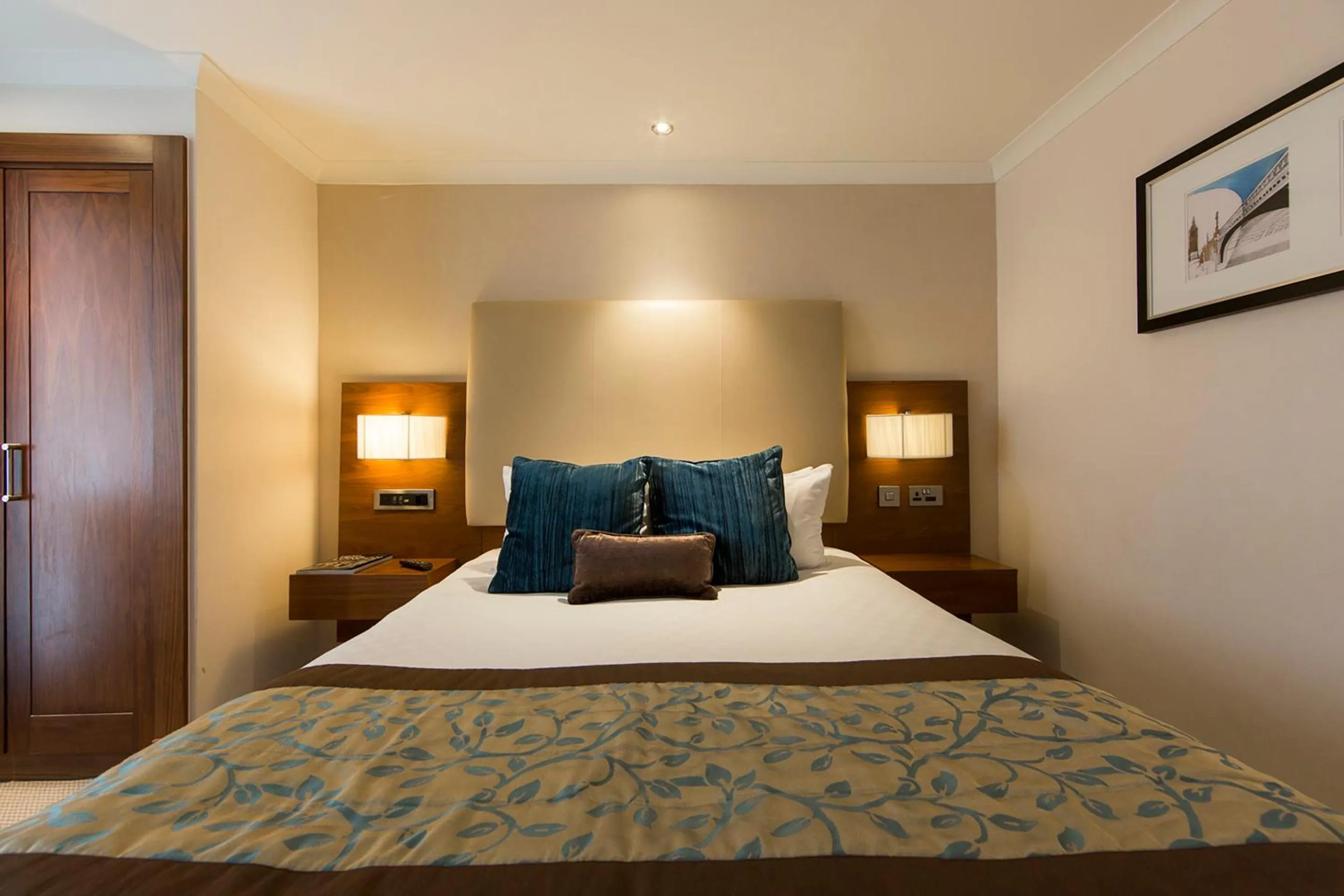 Bedroom, Bed in Thistle London Piccadilly