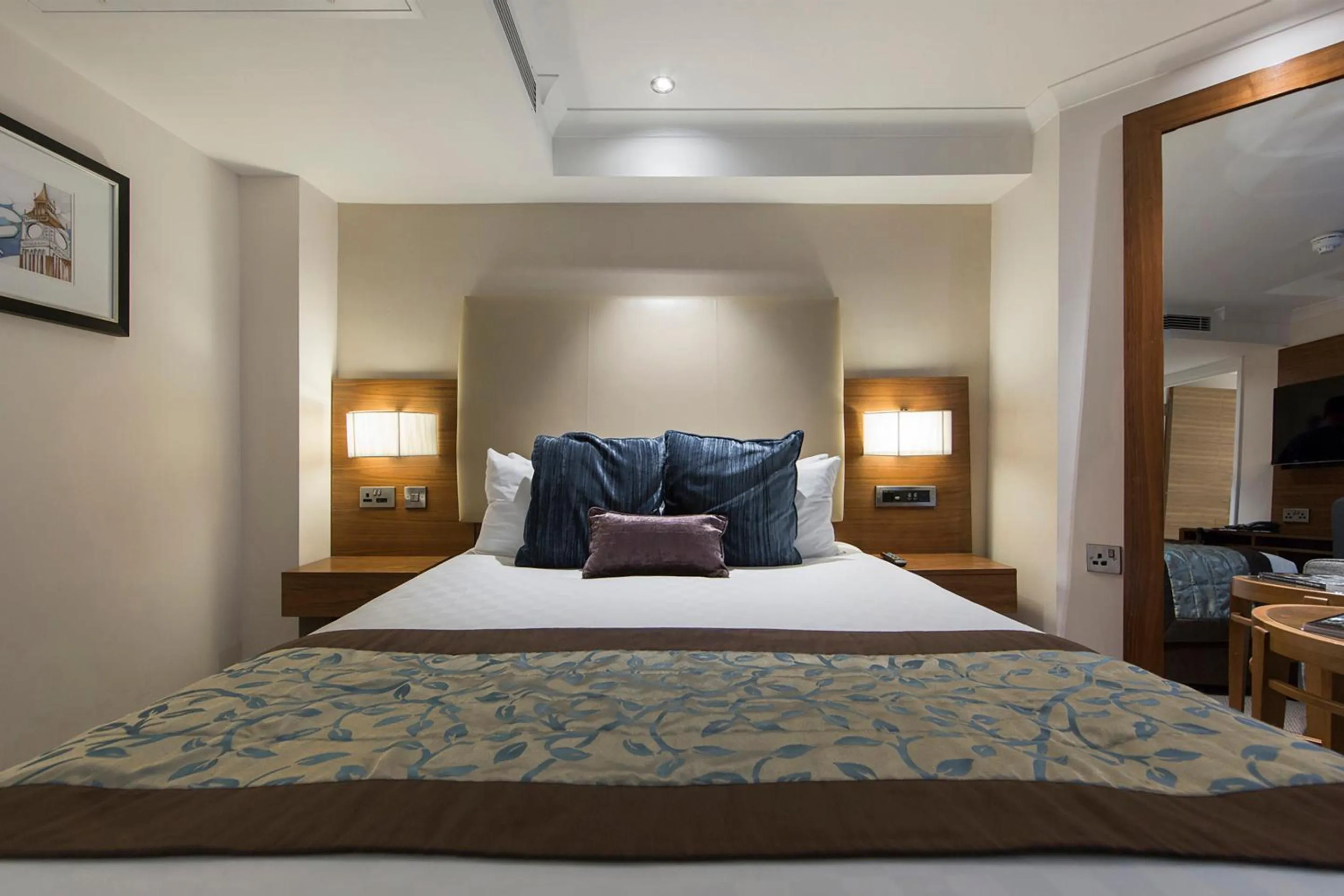 Bedroom, Bed in Thistle London Piccadilly