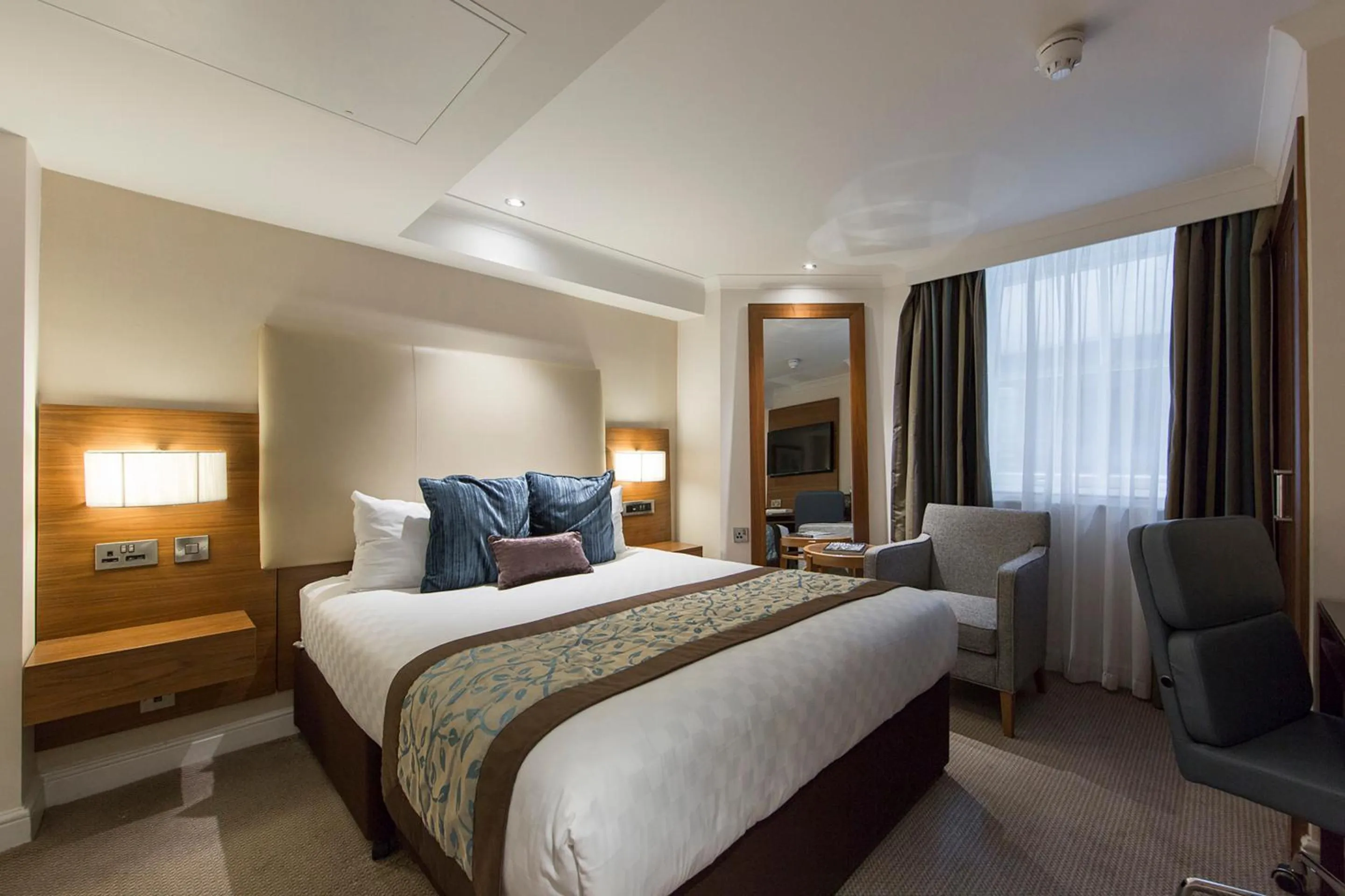 Bedroom, Bed in Thistle London Piccadilly