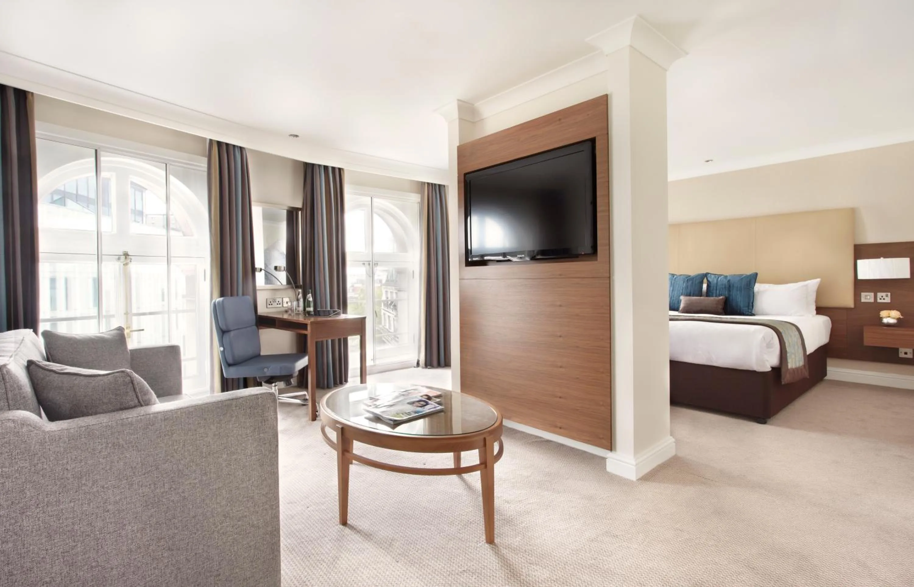 Seating area, Bed in Thistle London Piccadilly