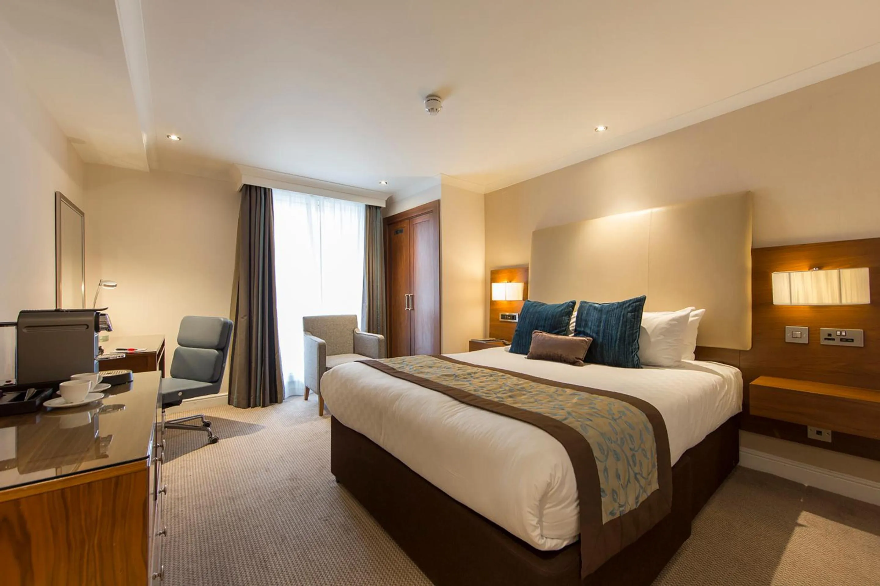 Bedroom, Bed in Thistle London Piccadilly