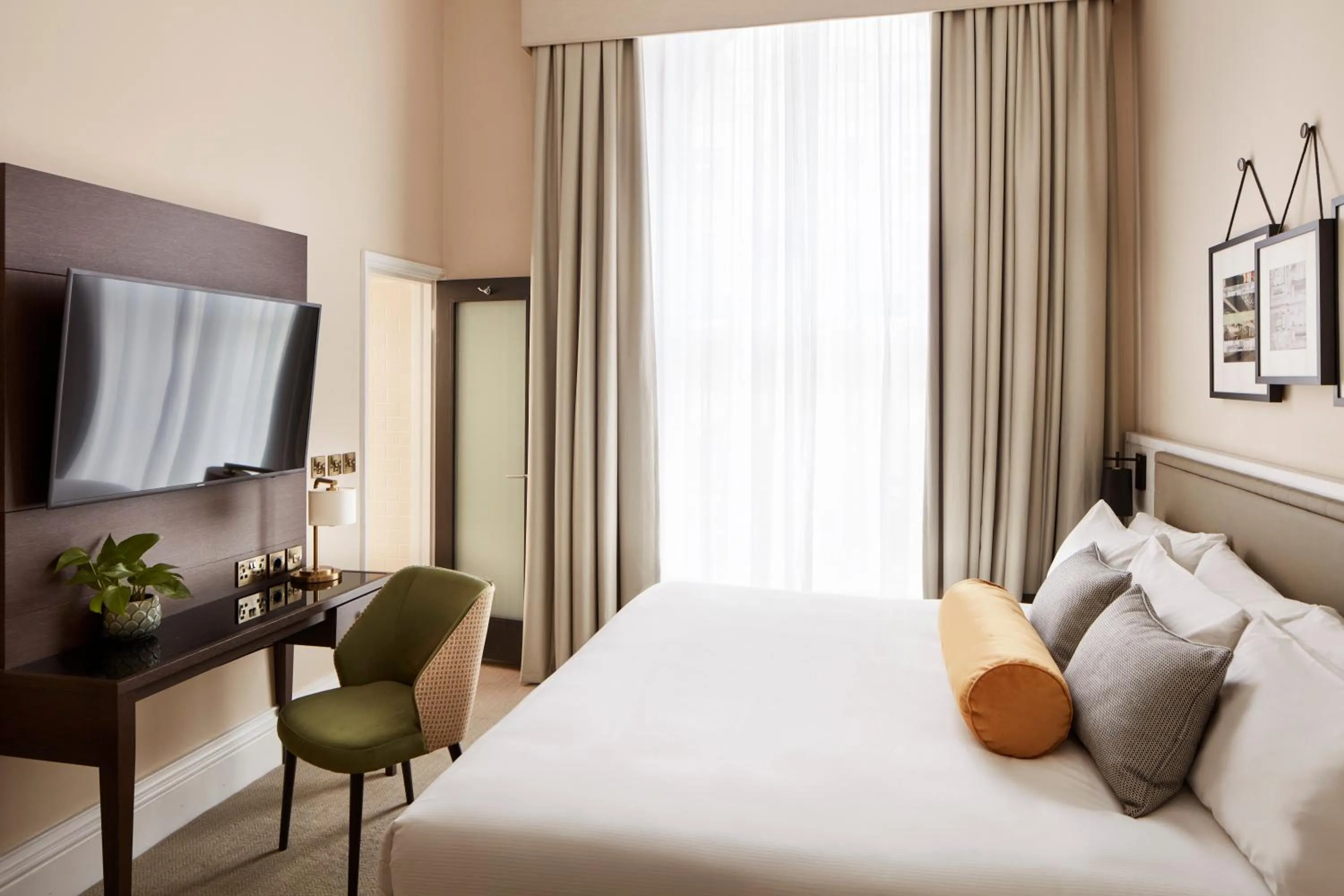 Bed in The Clermont London, Victoria